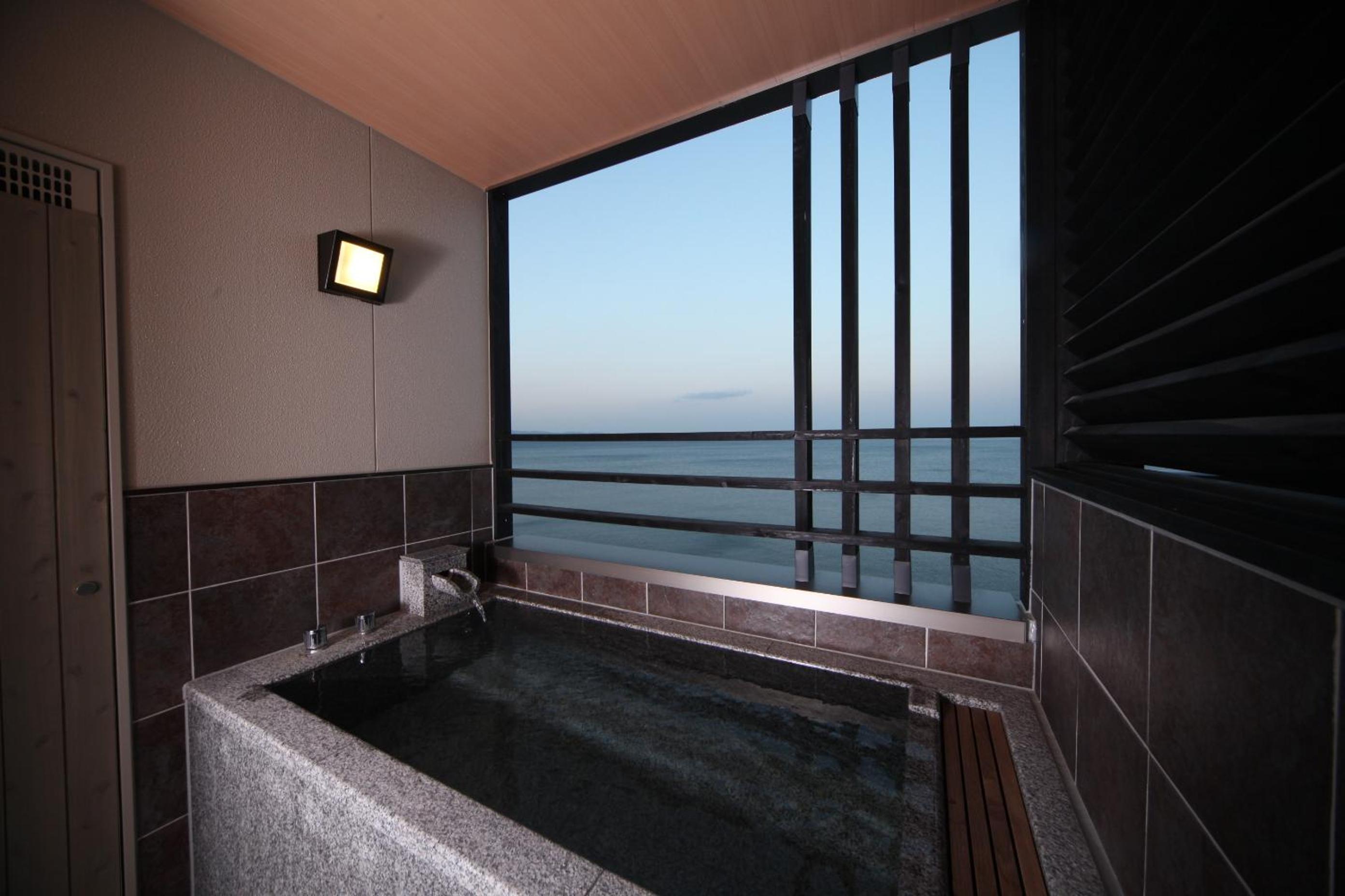 Deluxe Quadruple Room with Open-Air Bath thumbnail 5