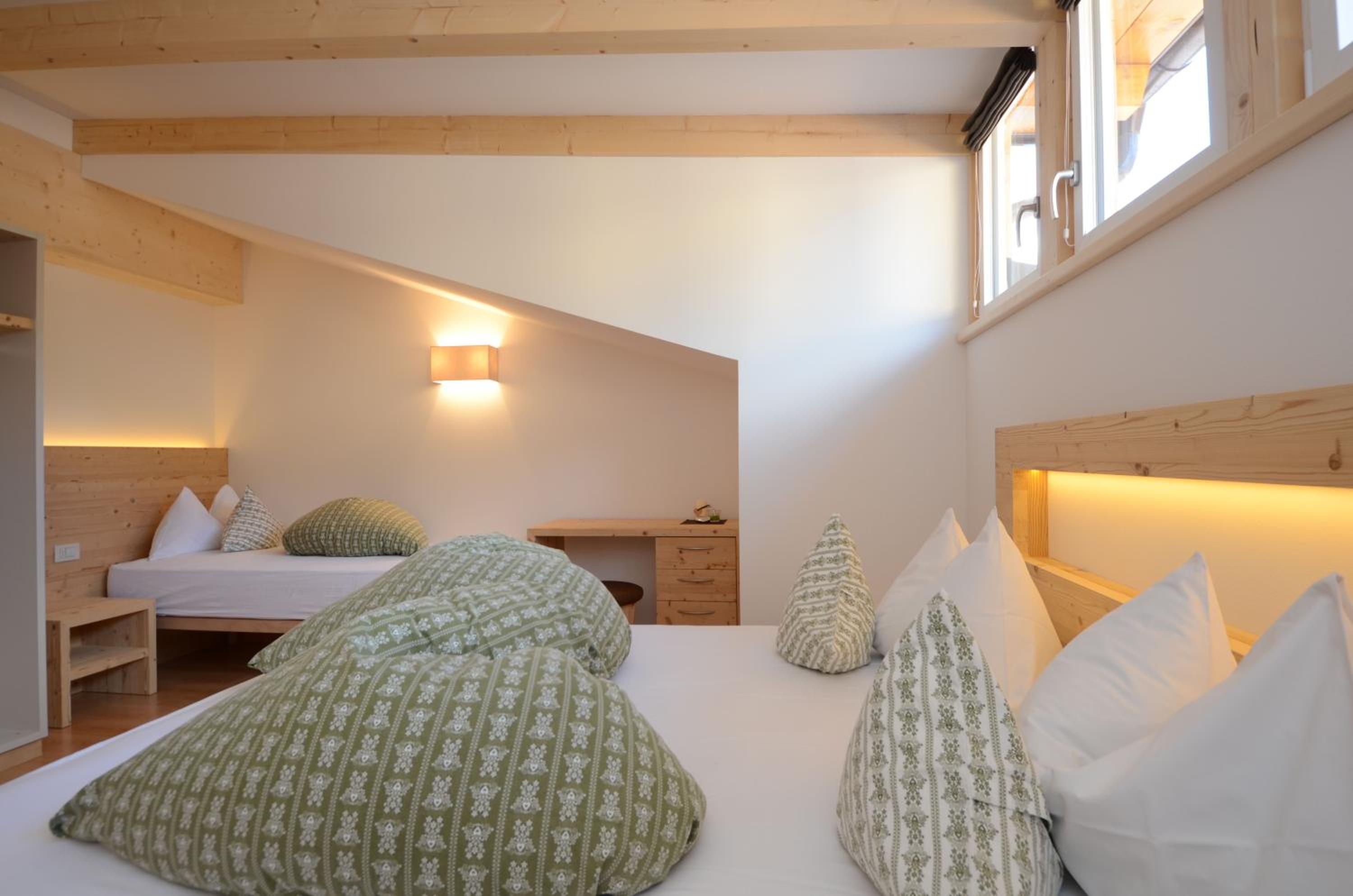One-Bedroom Apartment - Attic - Photo 2
