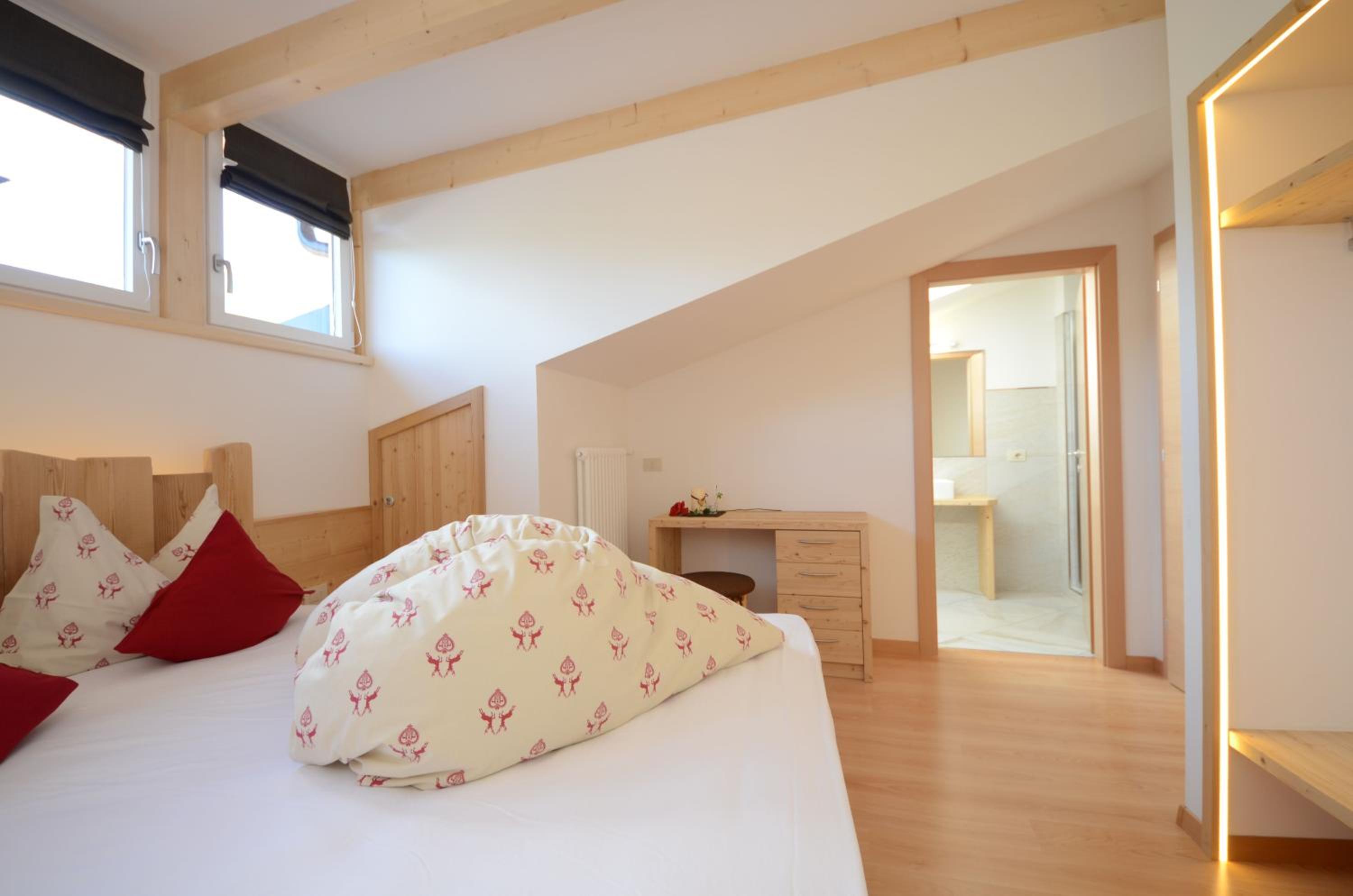 One-Bedroom Apartment - Attic - Photo 10