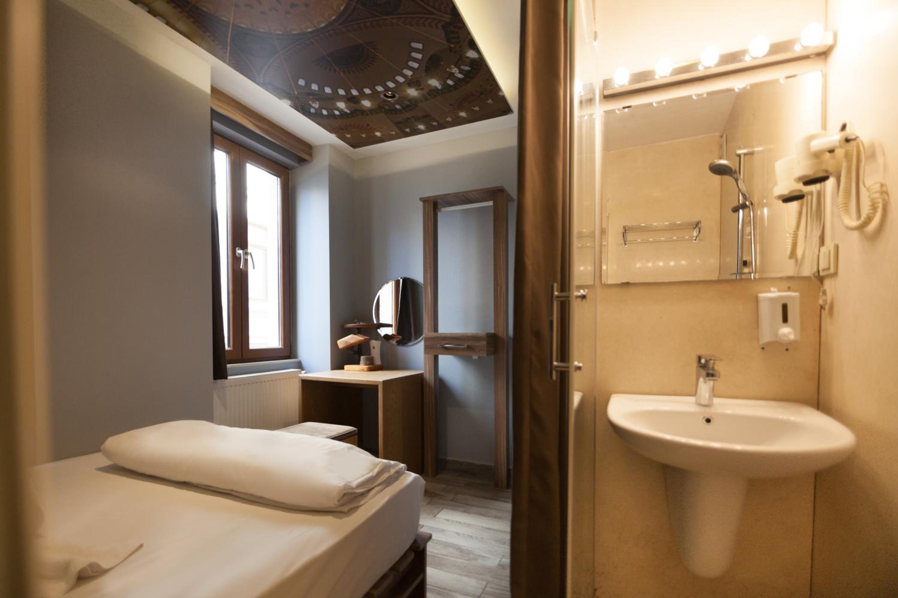 Double Room with Bathroom photo 2