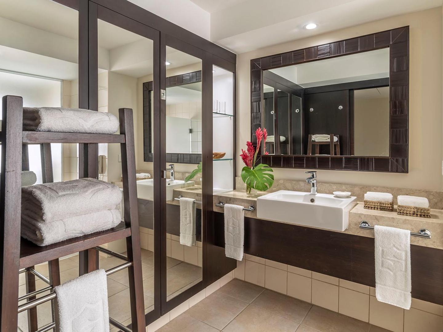 Ocean Deluxe King Room - Photo 11