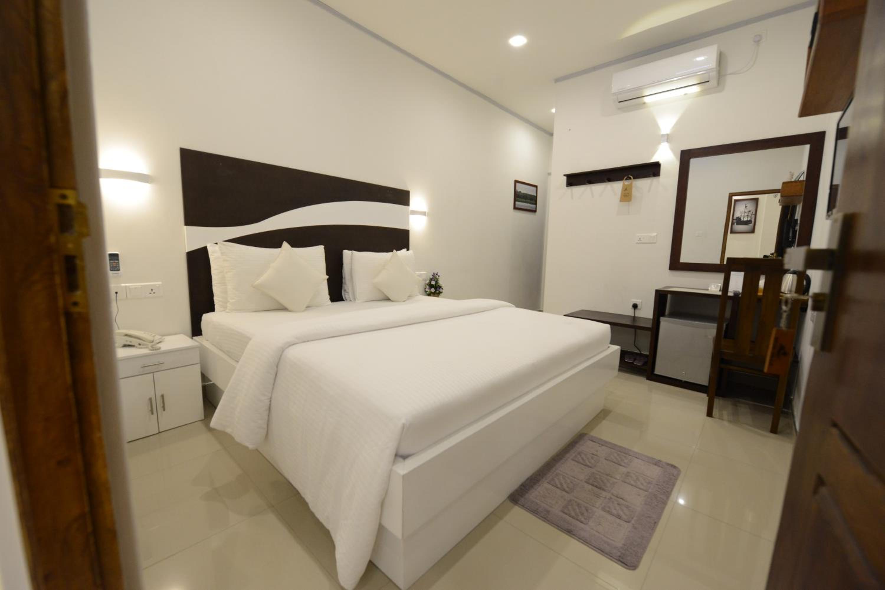 Deluxe King Room with Free 24 hours Check-in & Check-out (Free transport to the Airport, 10% off on Food & Beverage & Free Tea / Coffee)