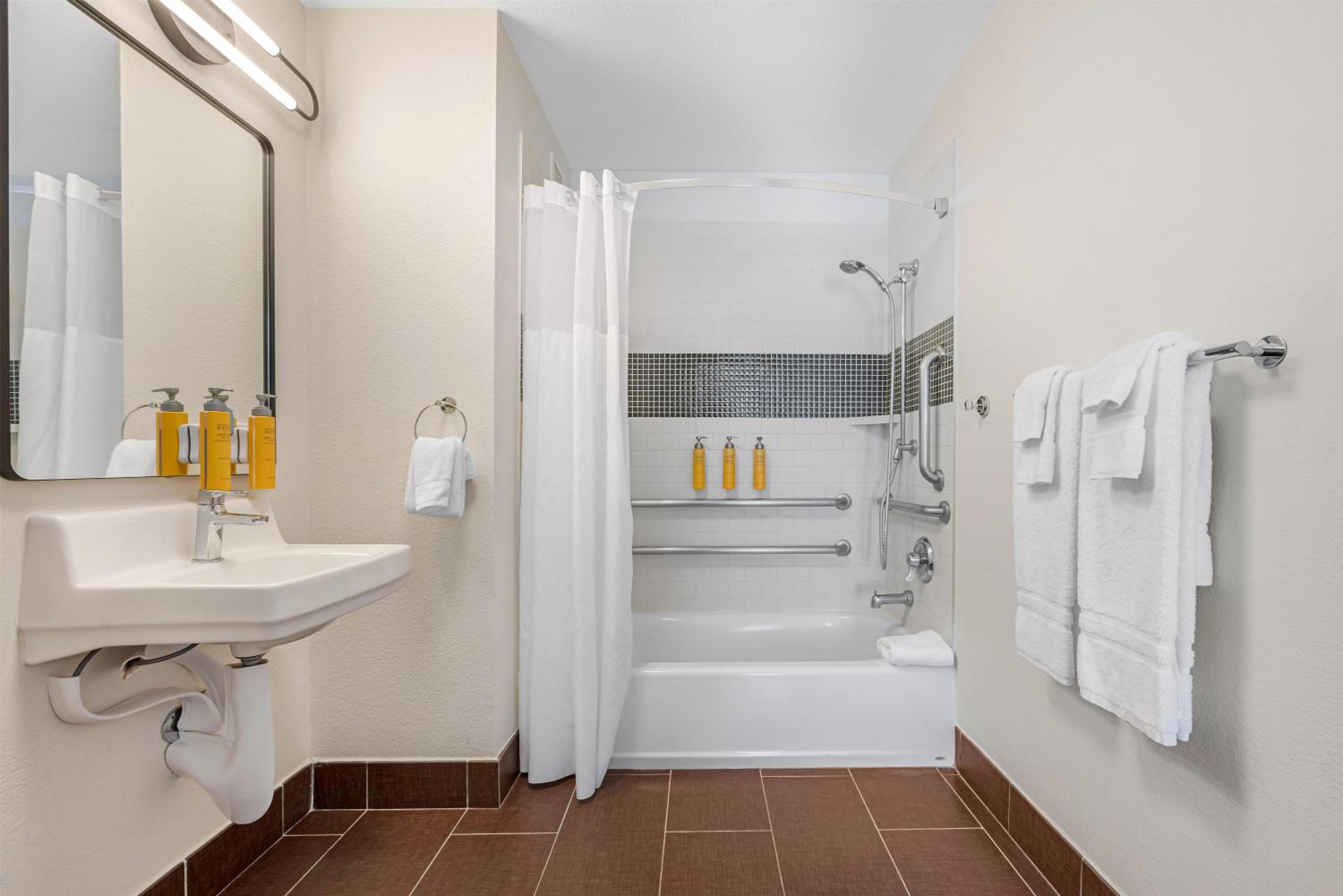 Two Bedroom Suite - Queen +Two Doubles Mobility Accessible - Tub