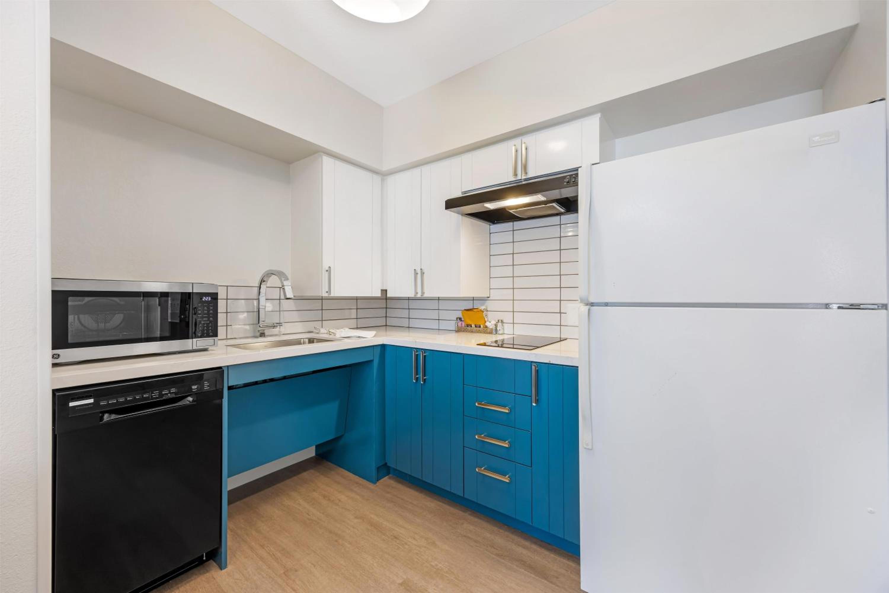 Studio Suite - King - Mobility Accessible – Tub.