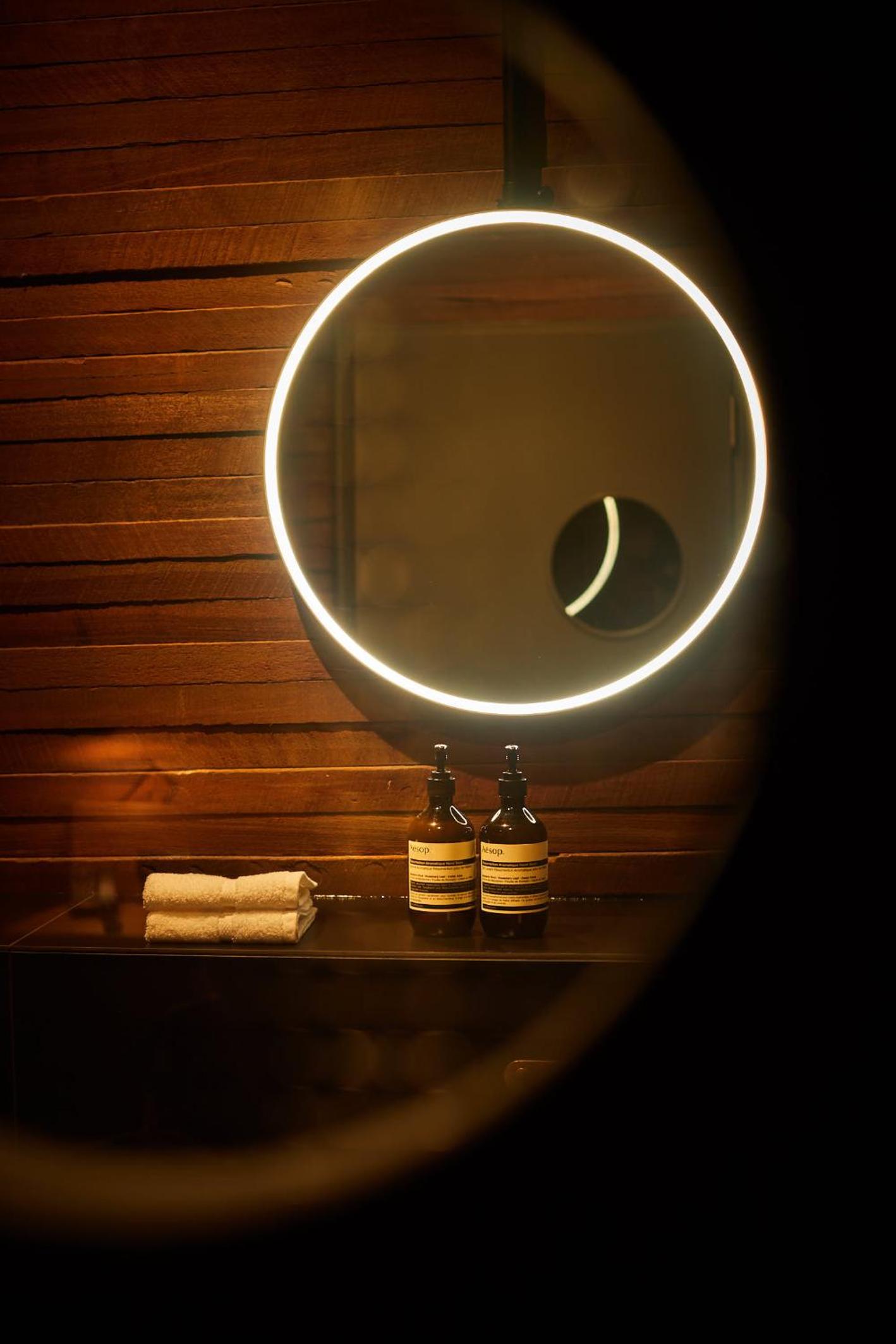 Deluxe King Room - Photo 8