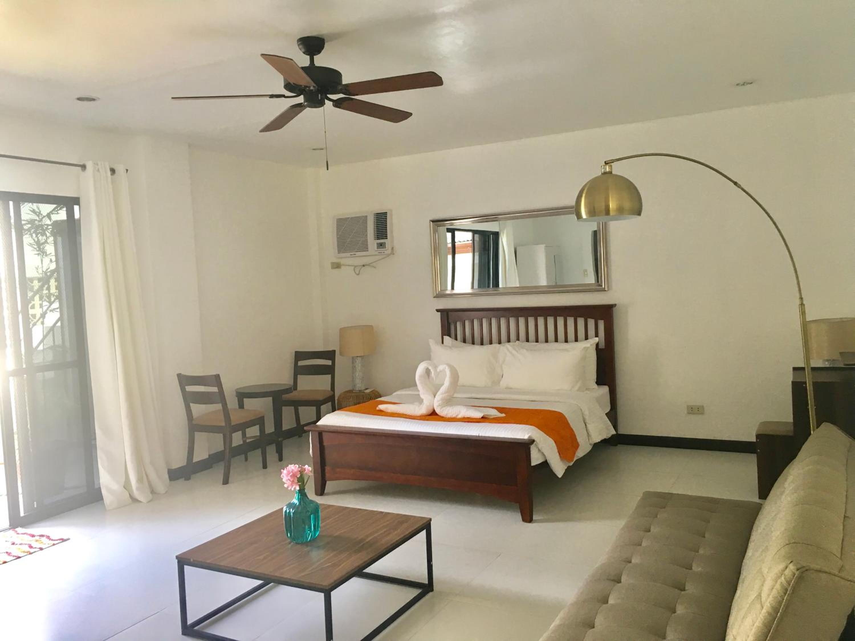 Suite with Pool View - Photo 3