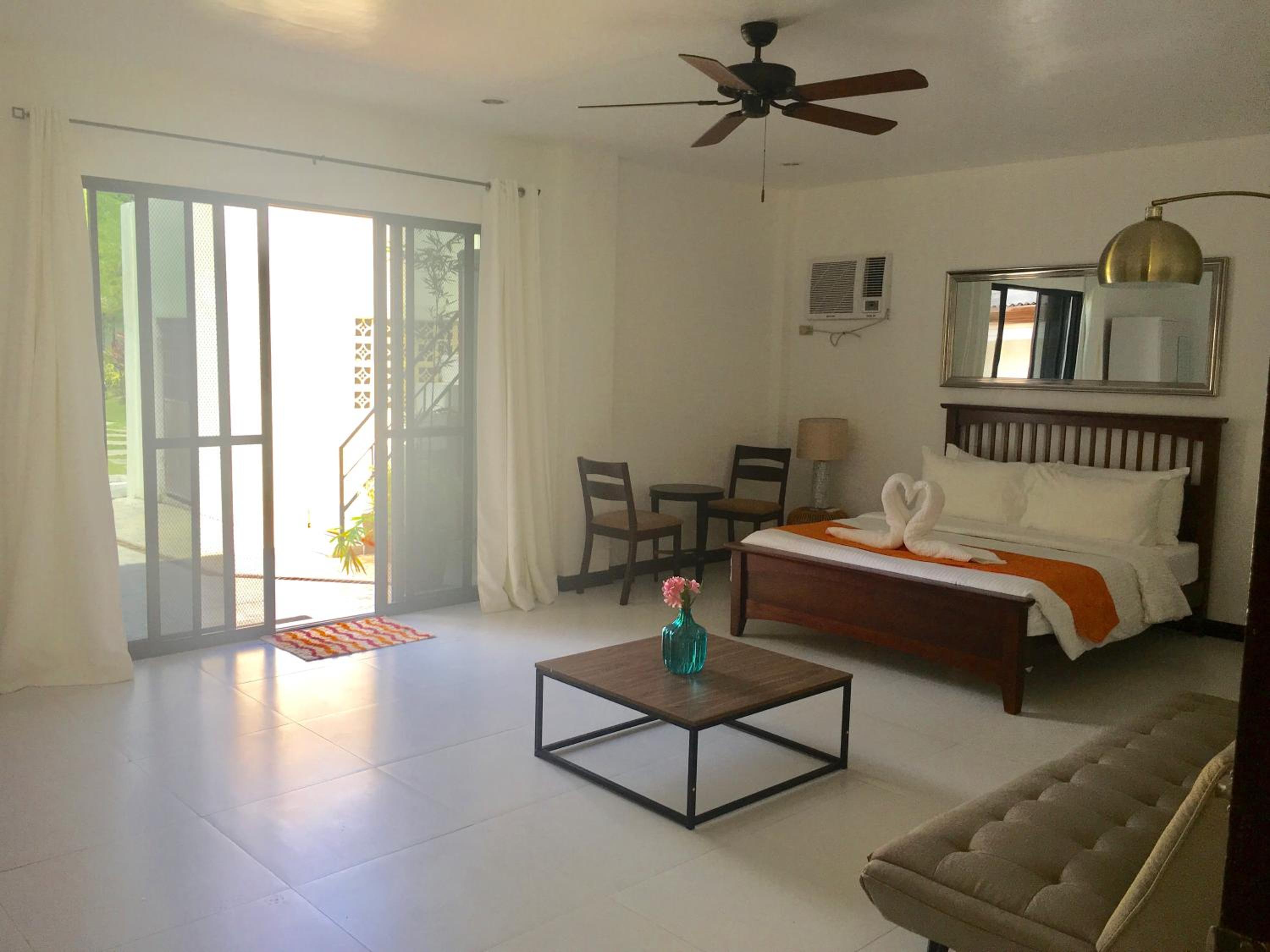 Suite with Pool View - Photo 8