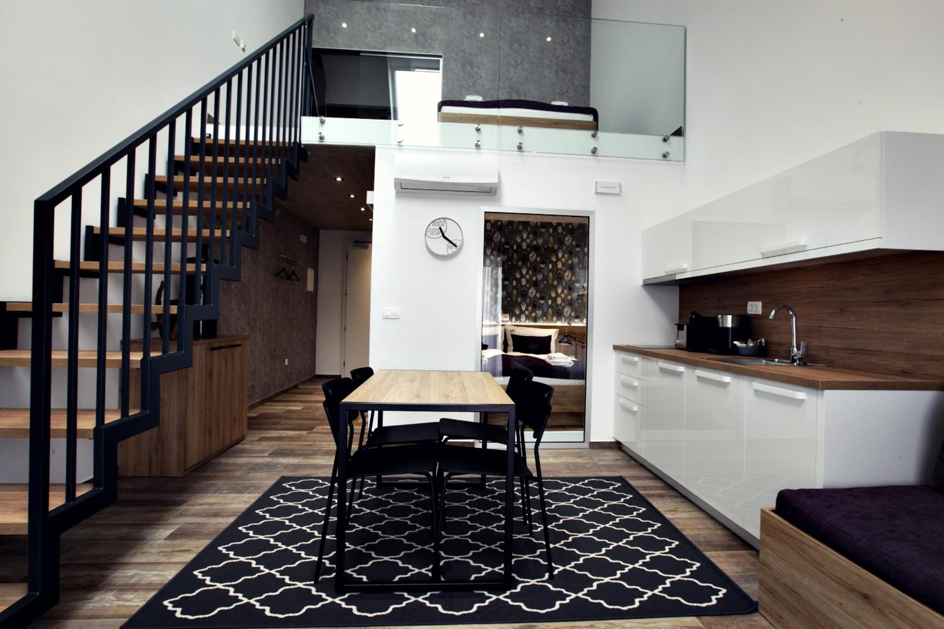 Apartment - Split Level photo 2
