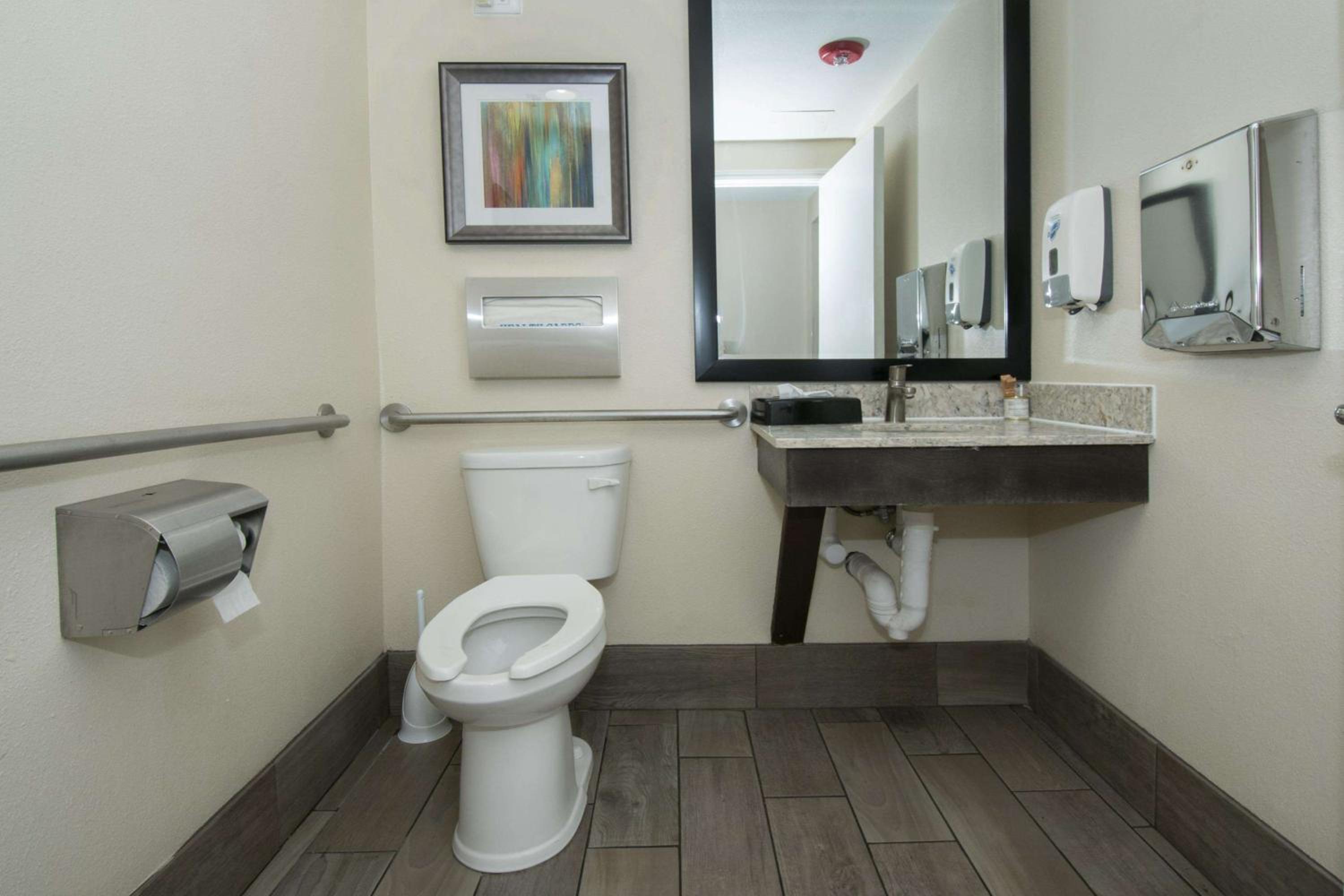 King Room with Roll-in Shower - Disability Access/Non-Smoking - Photo 2