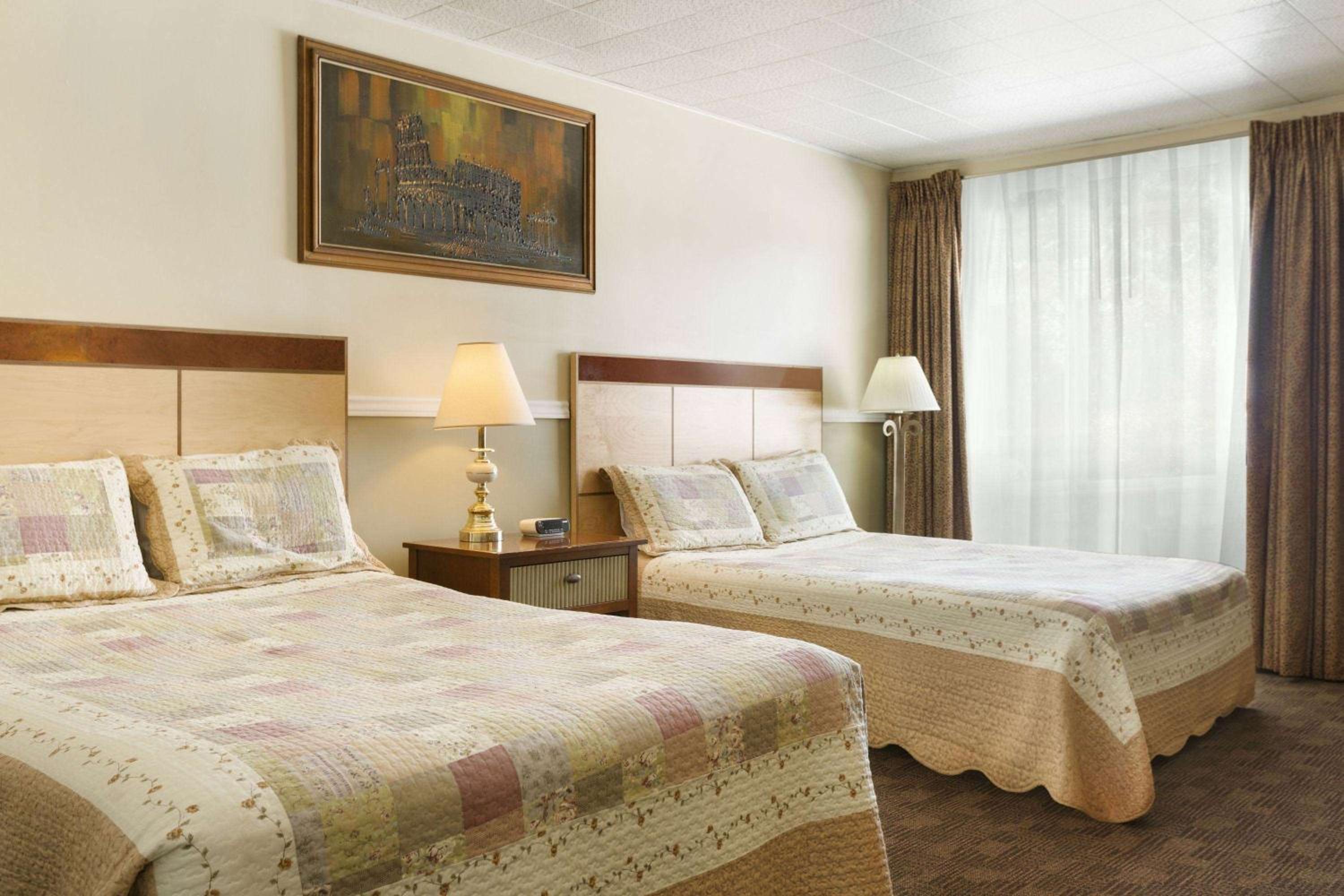 Double Room with Two Double Beds - Non-Smoking - Photo 3