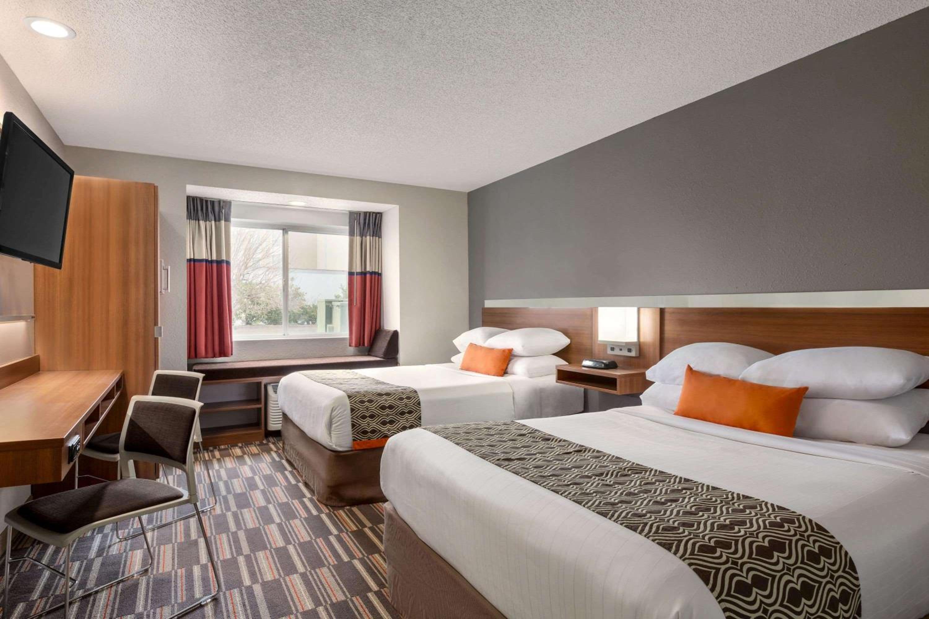 Queen Room with Two Queen Beds - Non-Smoking - Photo 1