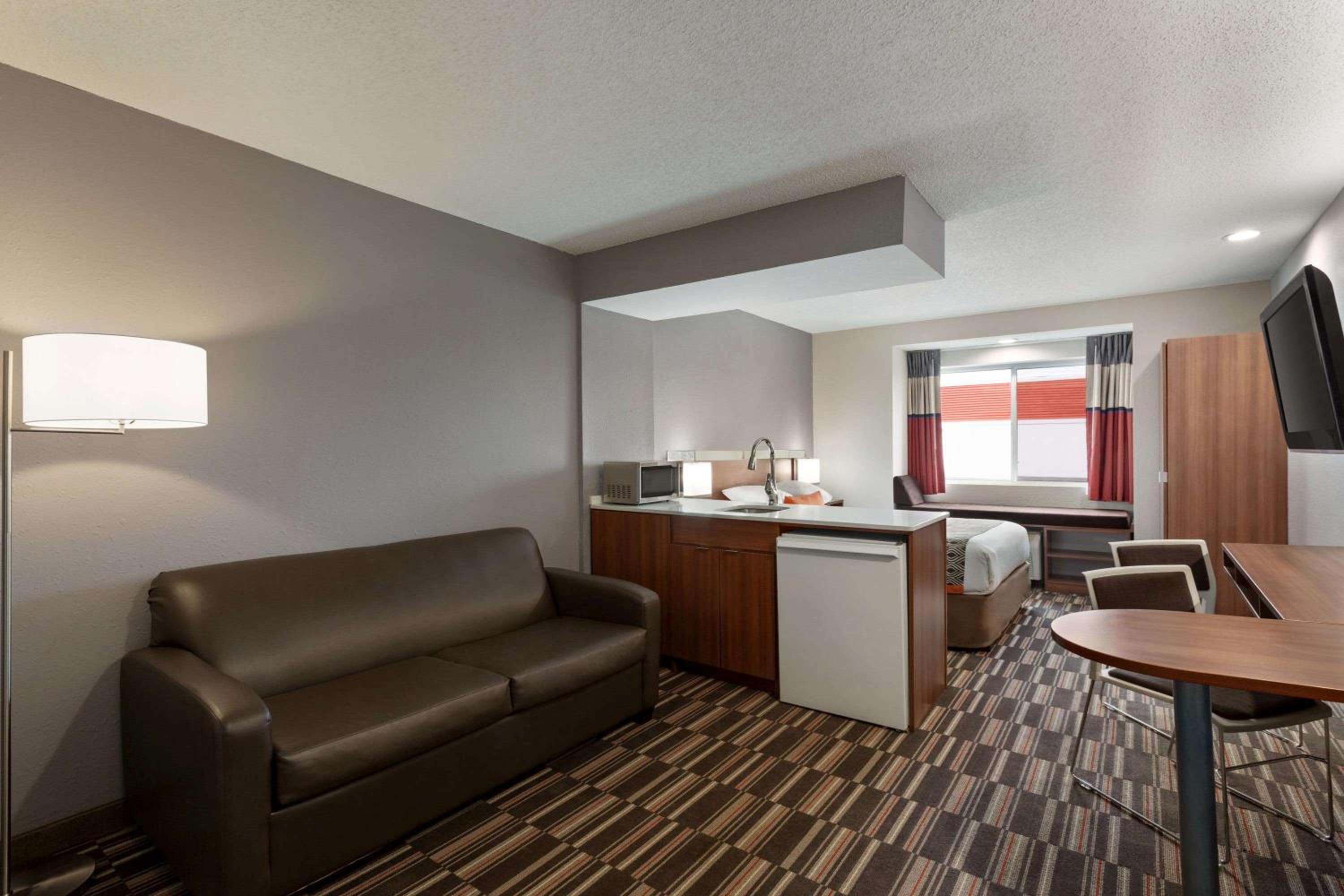 Queen Suite - Non-Smoking - Photo 1