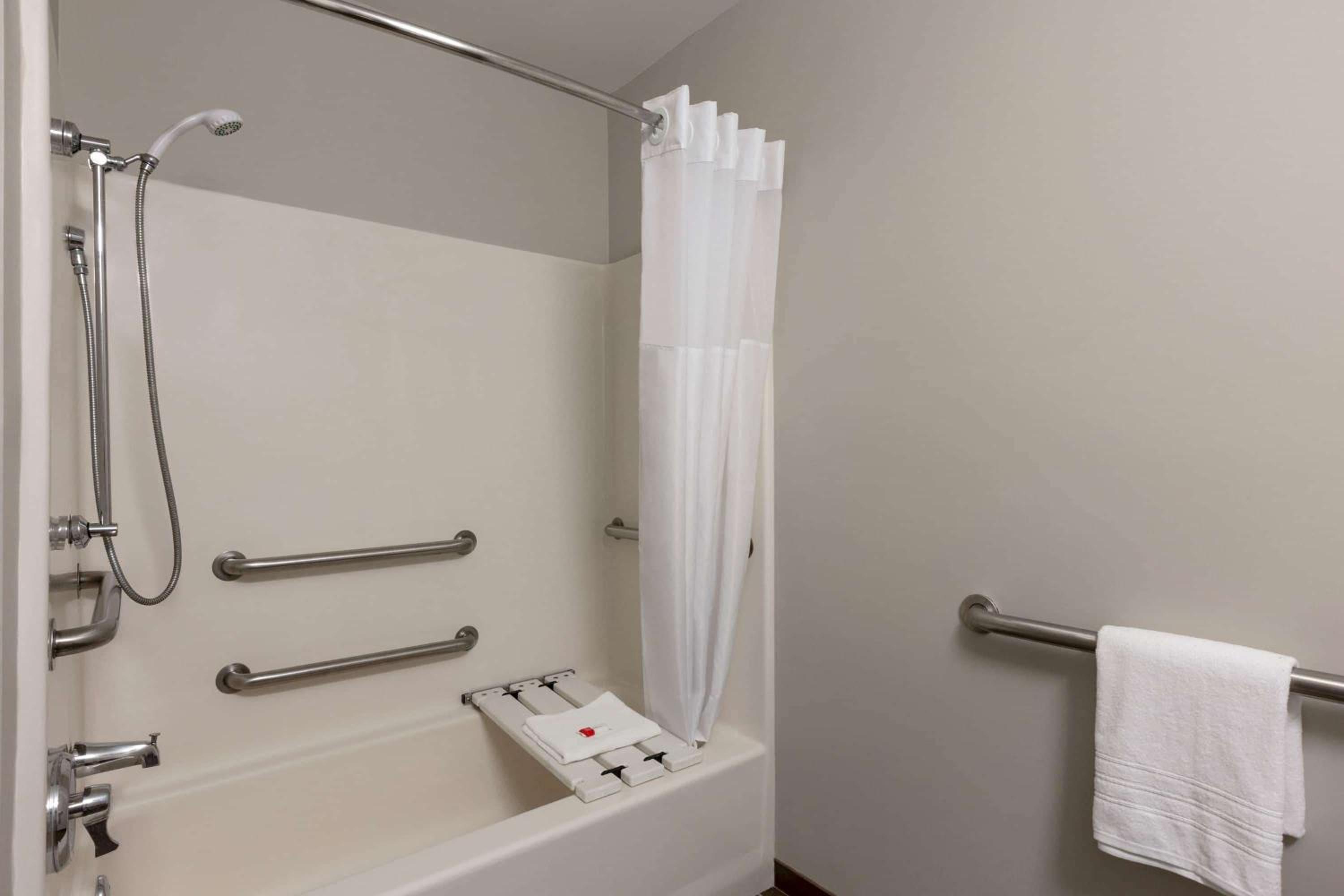 Queen Room with Bath Tub - Mobility Accessible/Non-Smoking - Photo 2