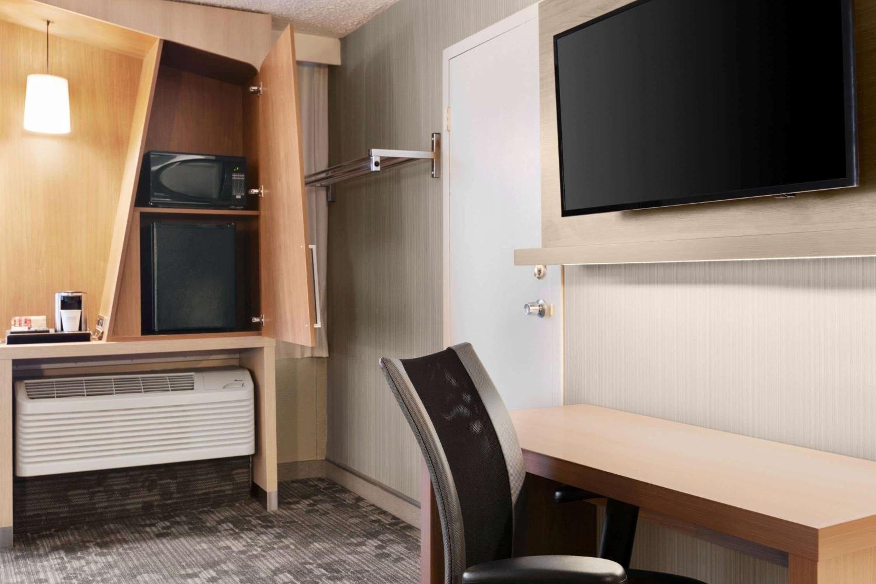 Wellness Room with 2 Queen Beds, Skyline View, Non Smoking - Photo 2
