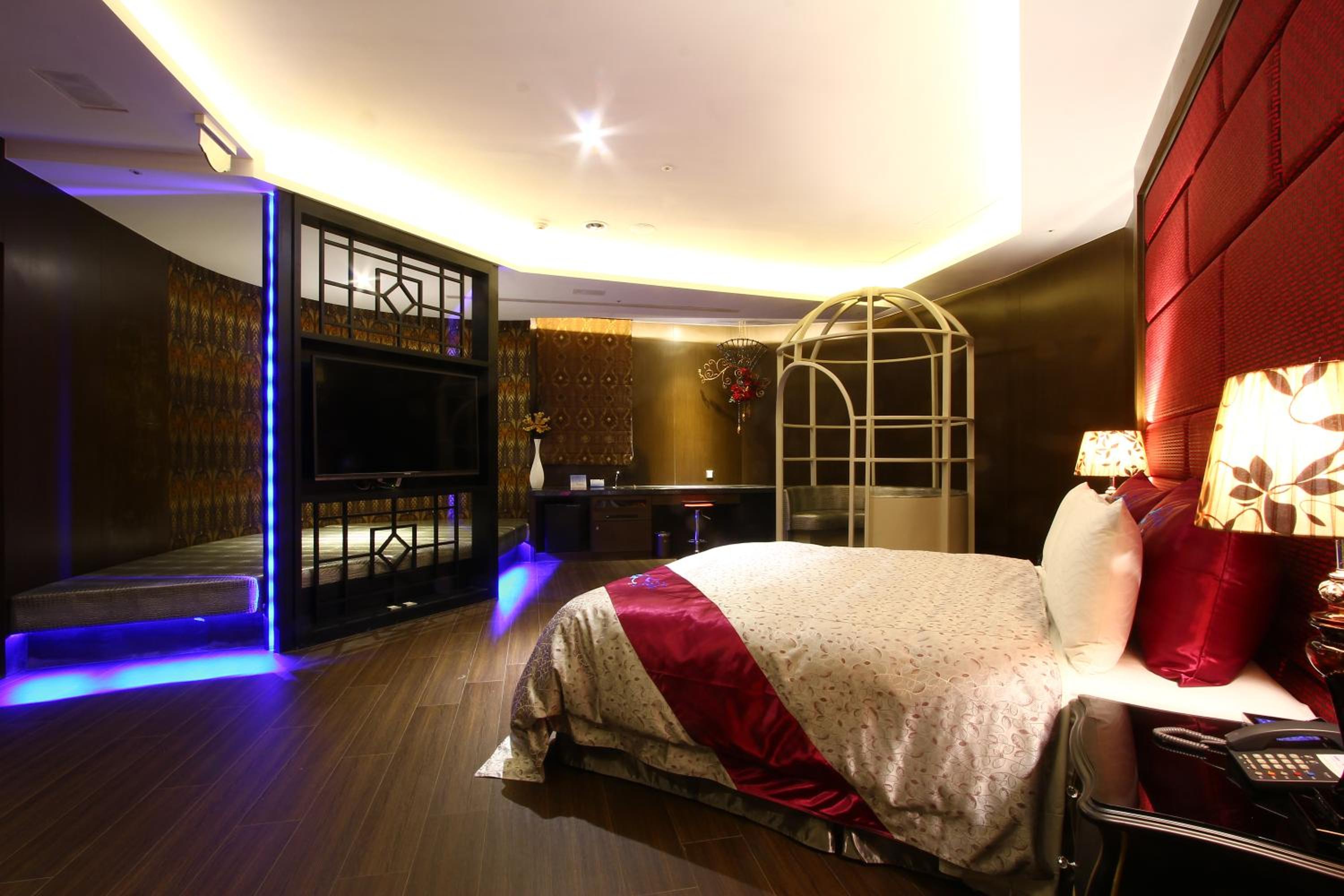 Fashion Garage Double Room (Check-in at 18:00)