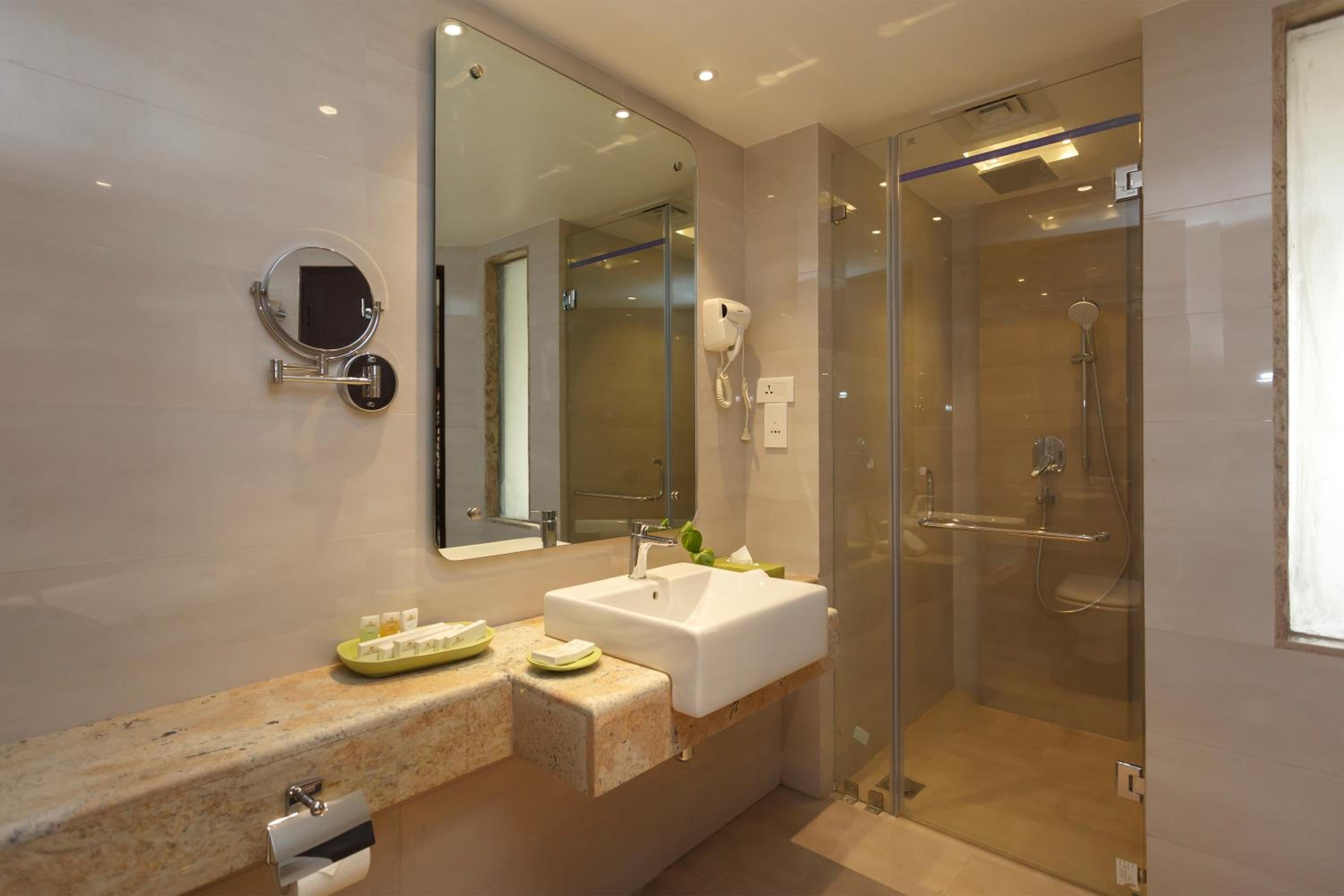 3 Bedroom Apartment with Bathtub, Balcony & Pool View - Photo 4