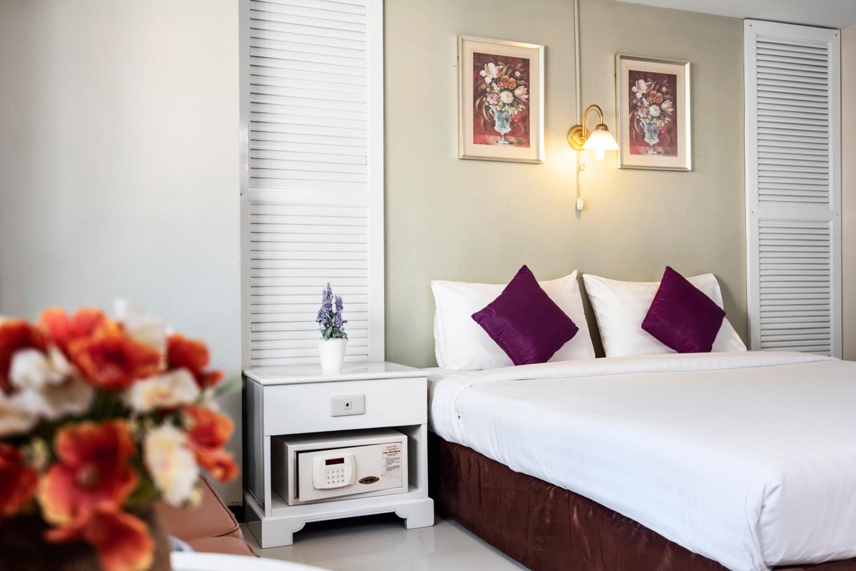 Deluxe Double or Twin Room - Photo 6