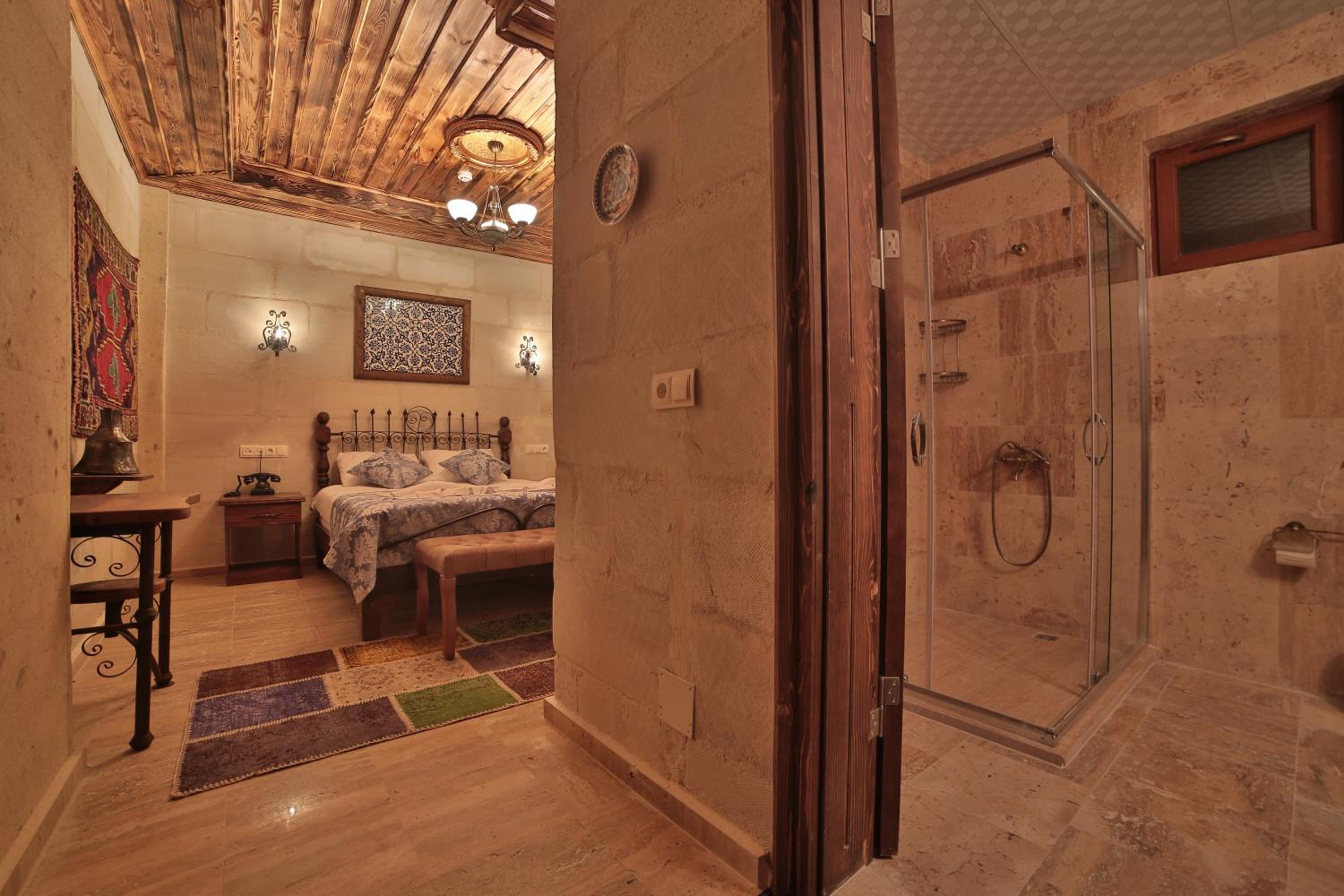 Standard Double Room - Photo 8