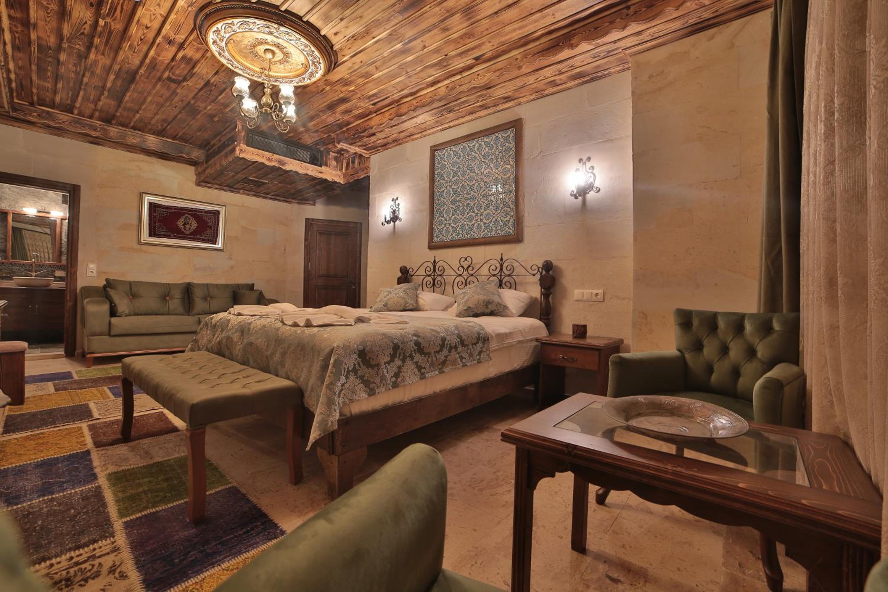 Deluxe King Room - Photo 12