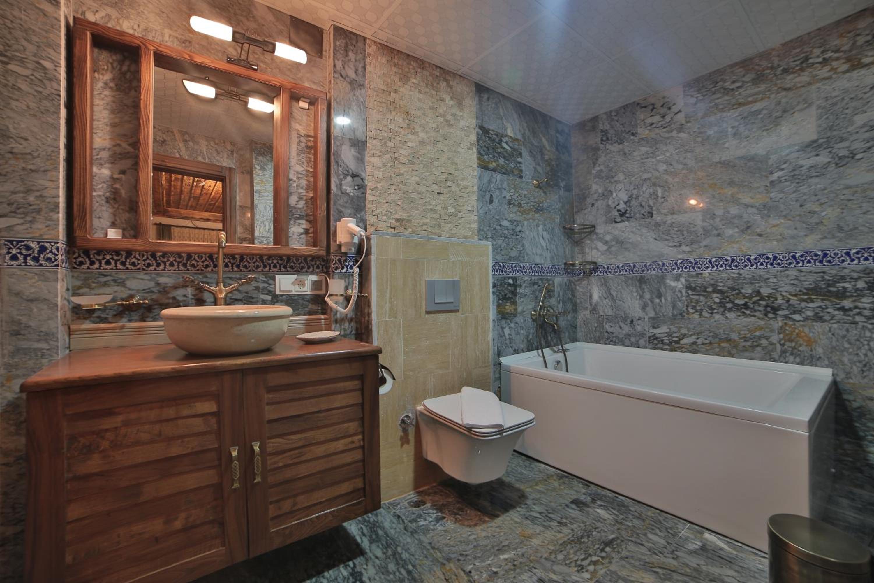 Deluxe King Room - Photo 2