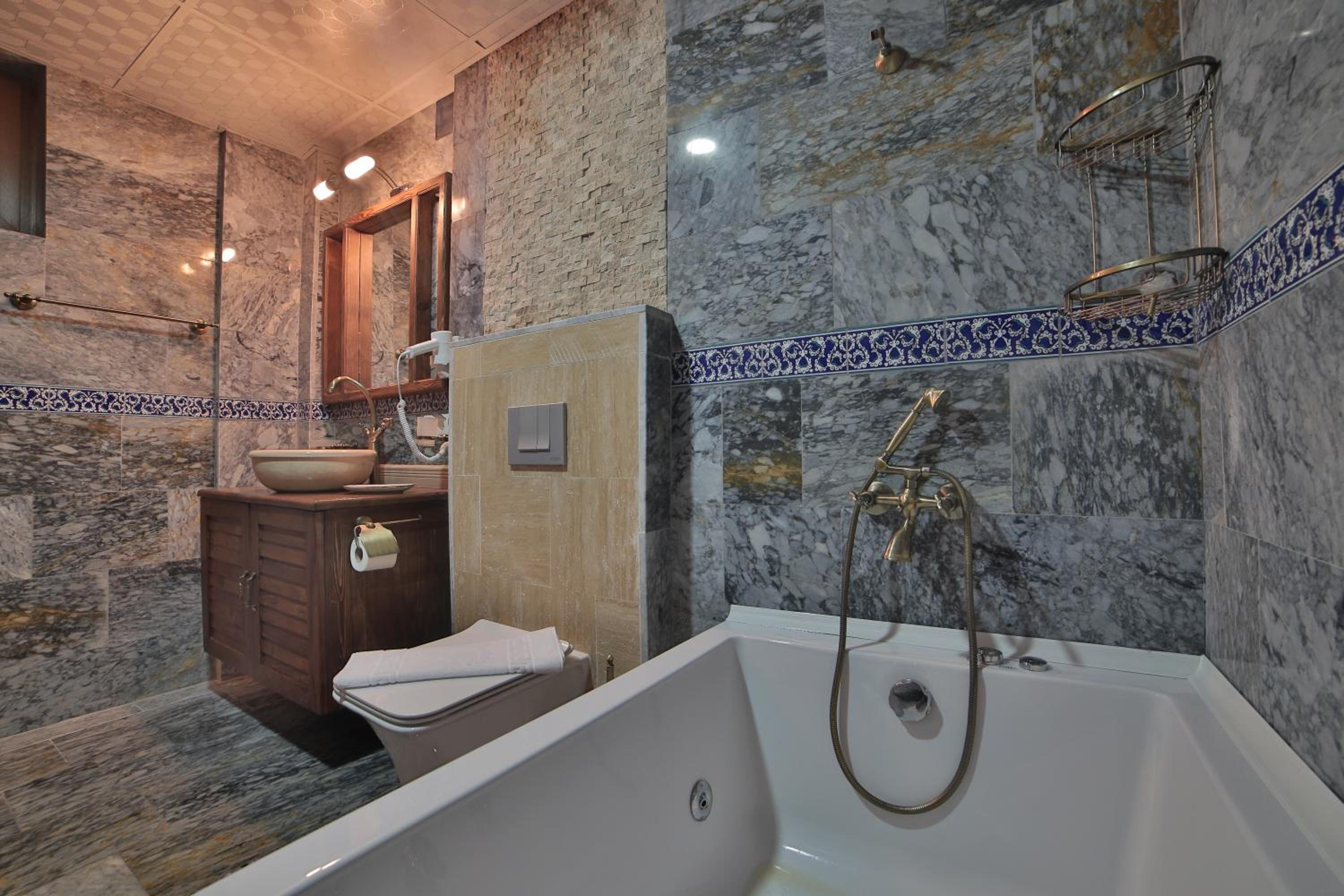 Deluxe King Room - Photo 10
