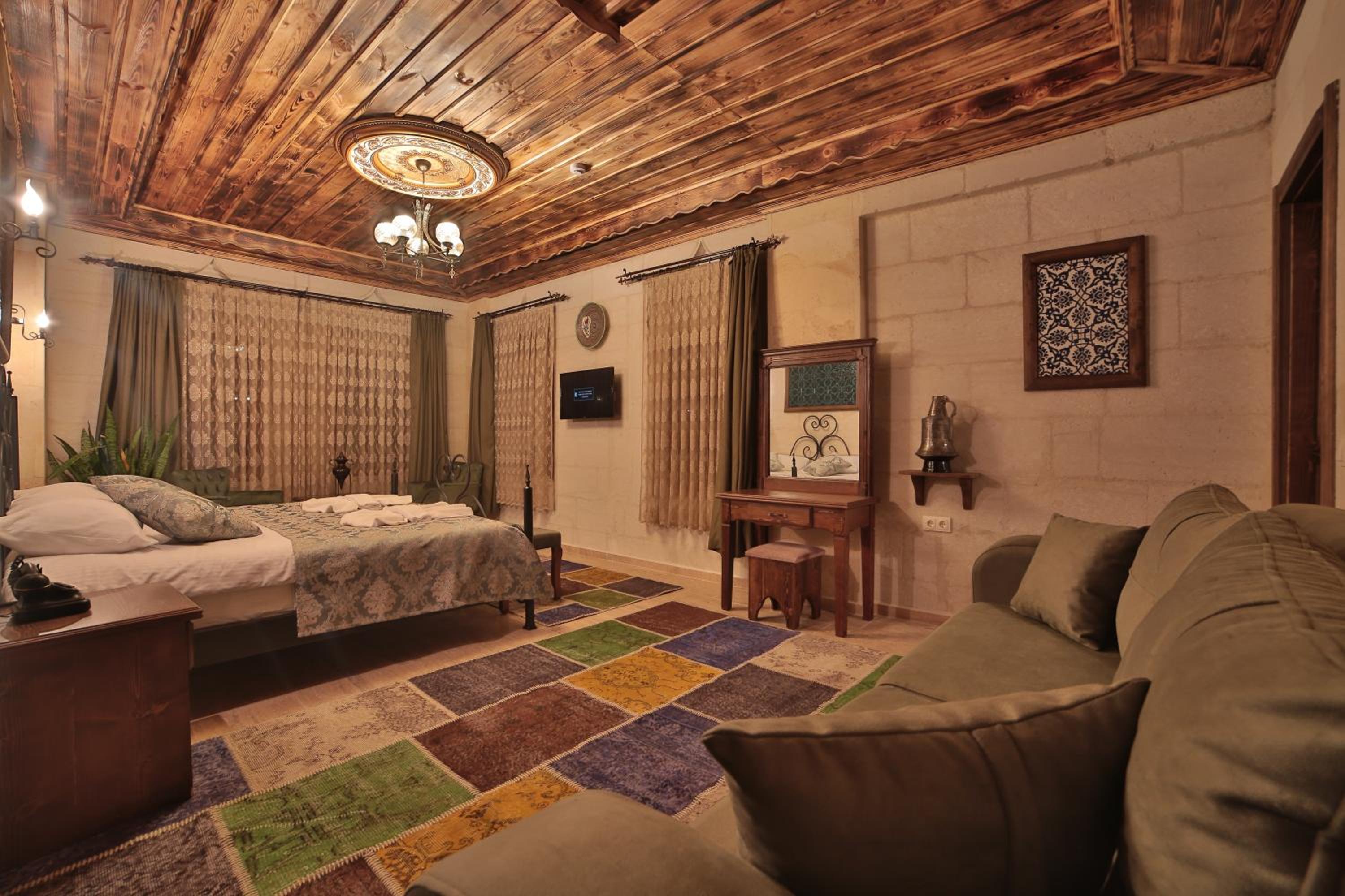 Deluxe King Room - Photo 11