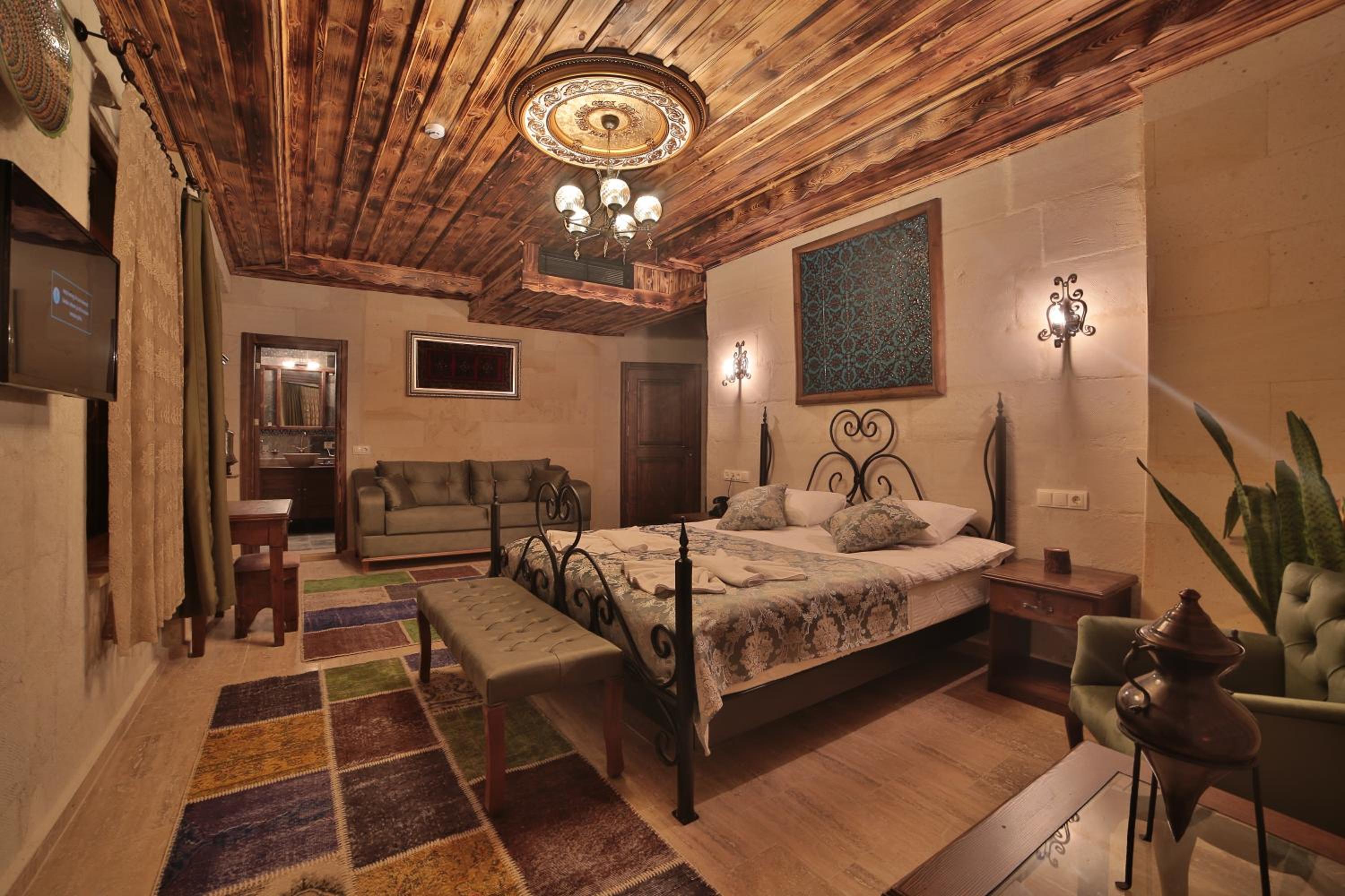 Deluxe King Room - Photo 7