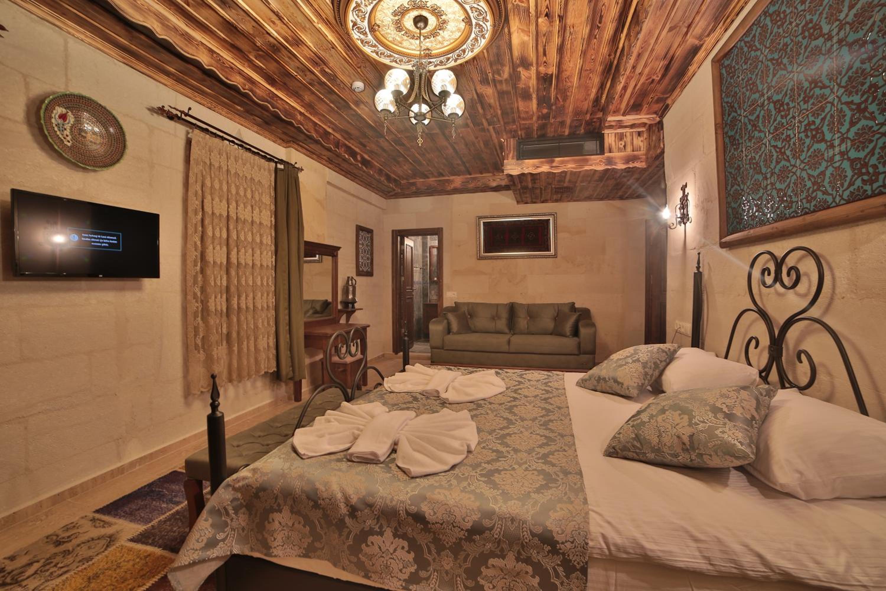 Deluxe King Room - Photo 8