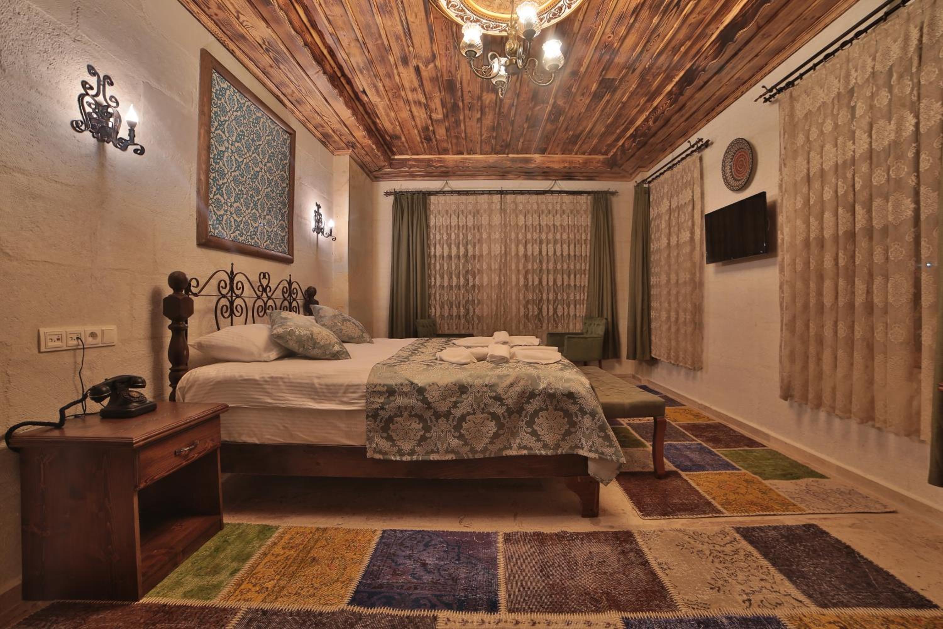 Deluxe King Room - Photo 9