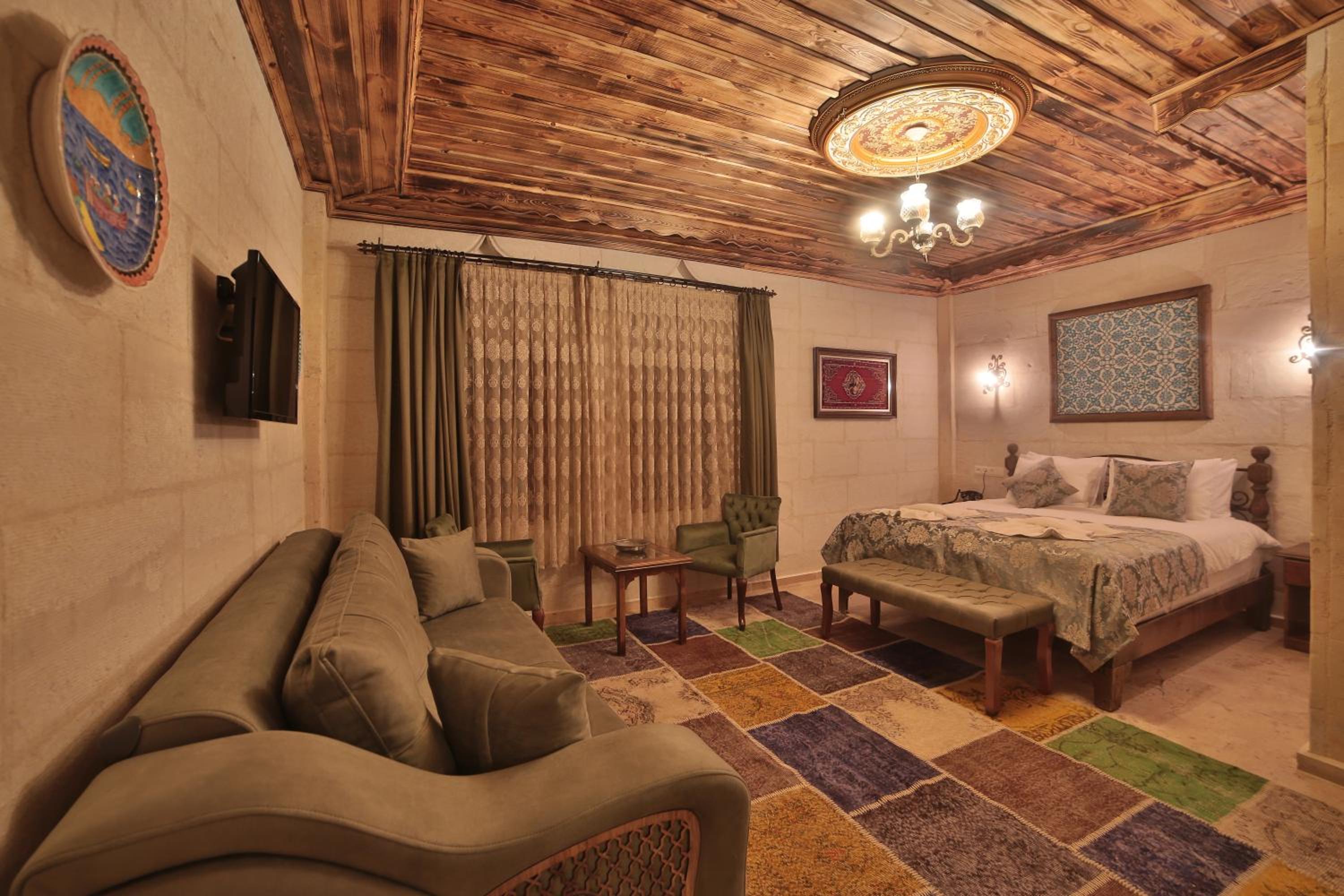 Comfort Room with Tub - Photo 13