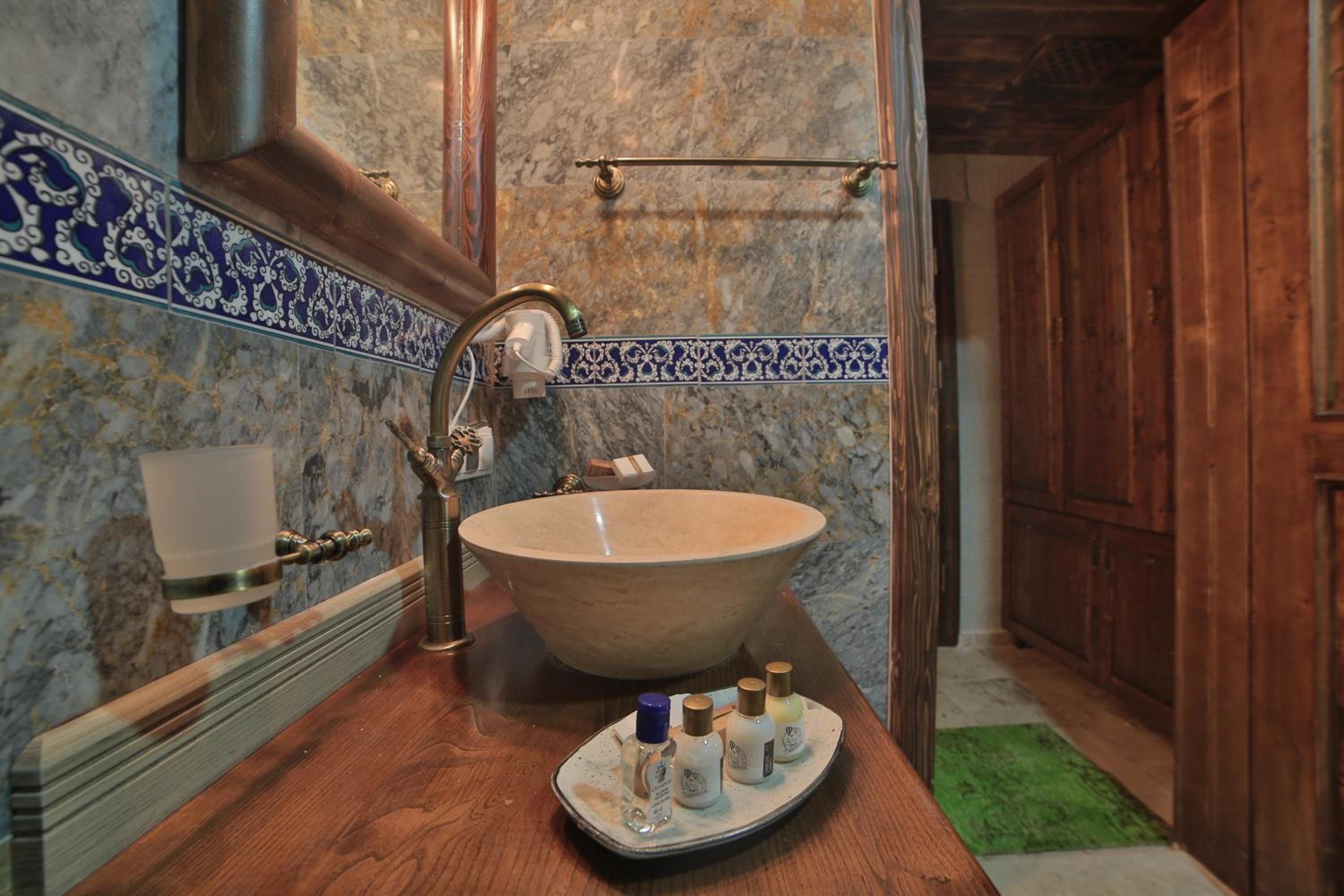 Comfort Room with Tub - Photo 6