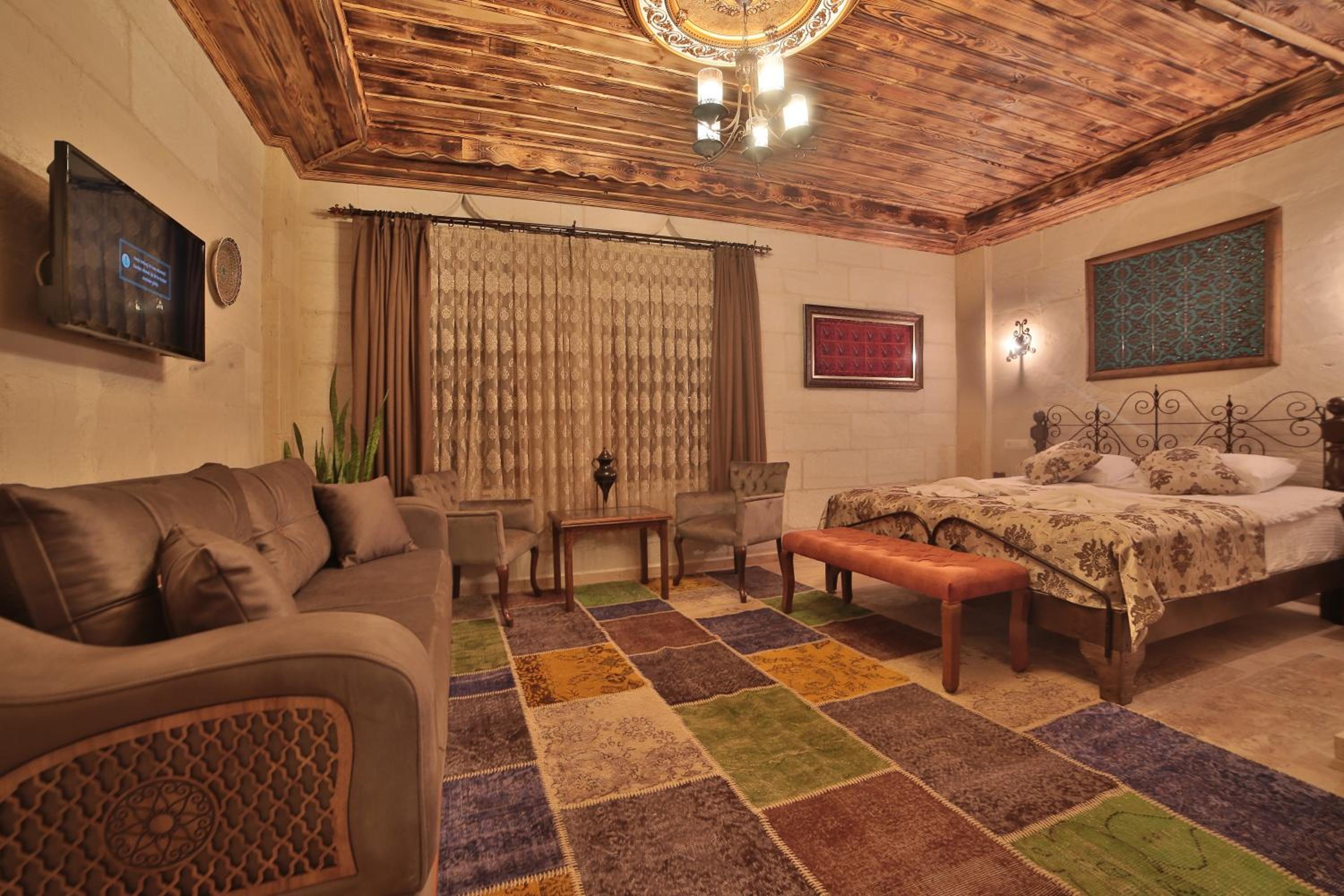 Comfort Room with Tub - Photo 2