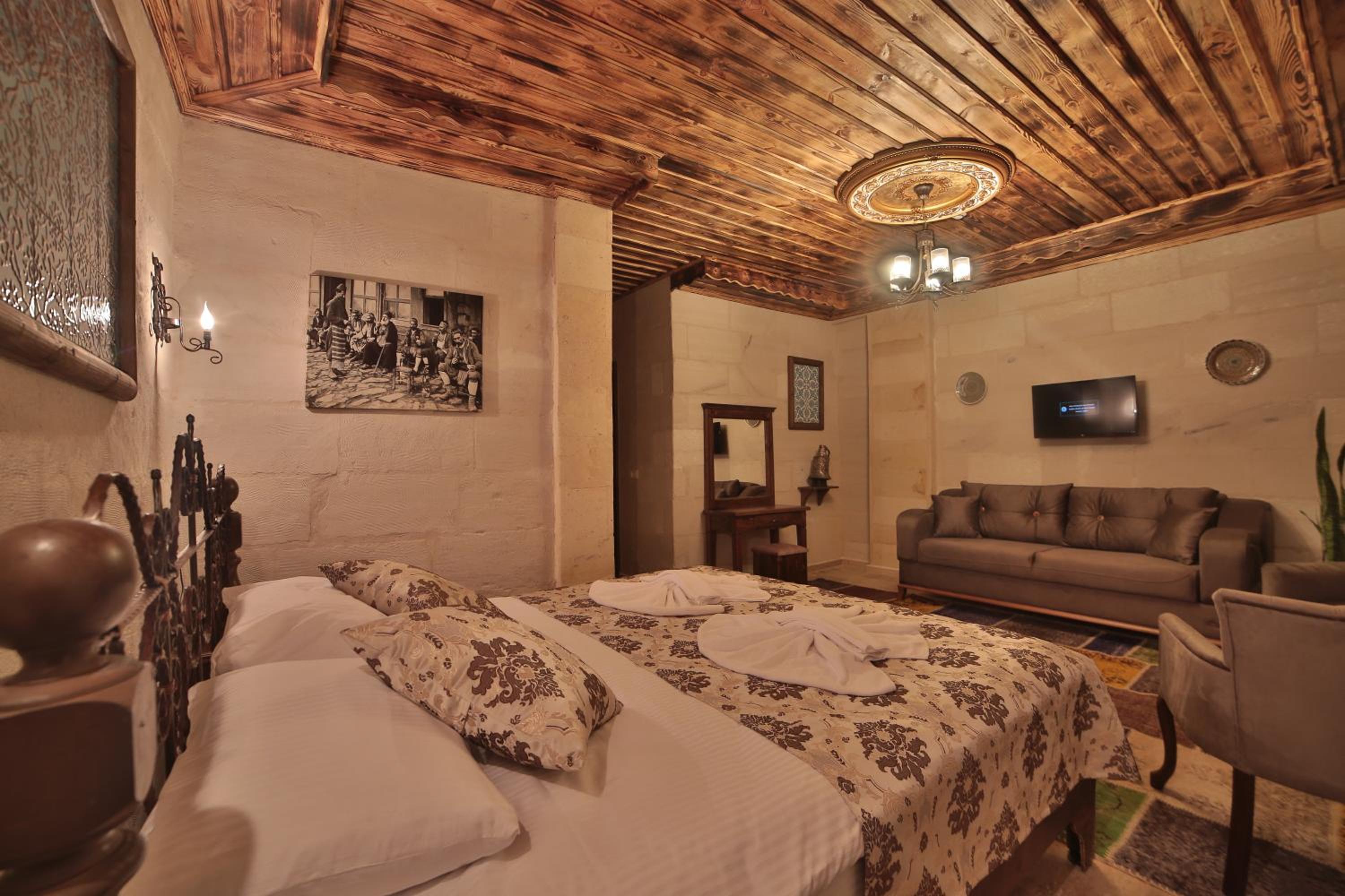 Comfort Room with Tub - Photo 10