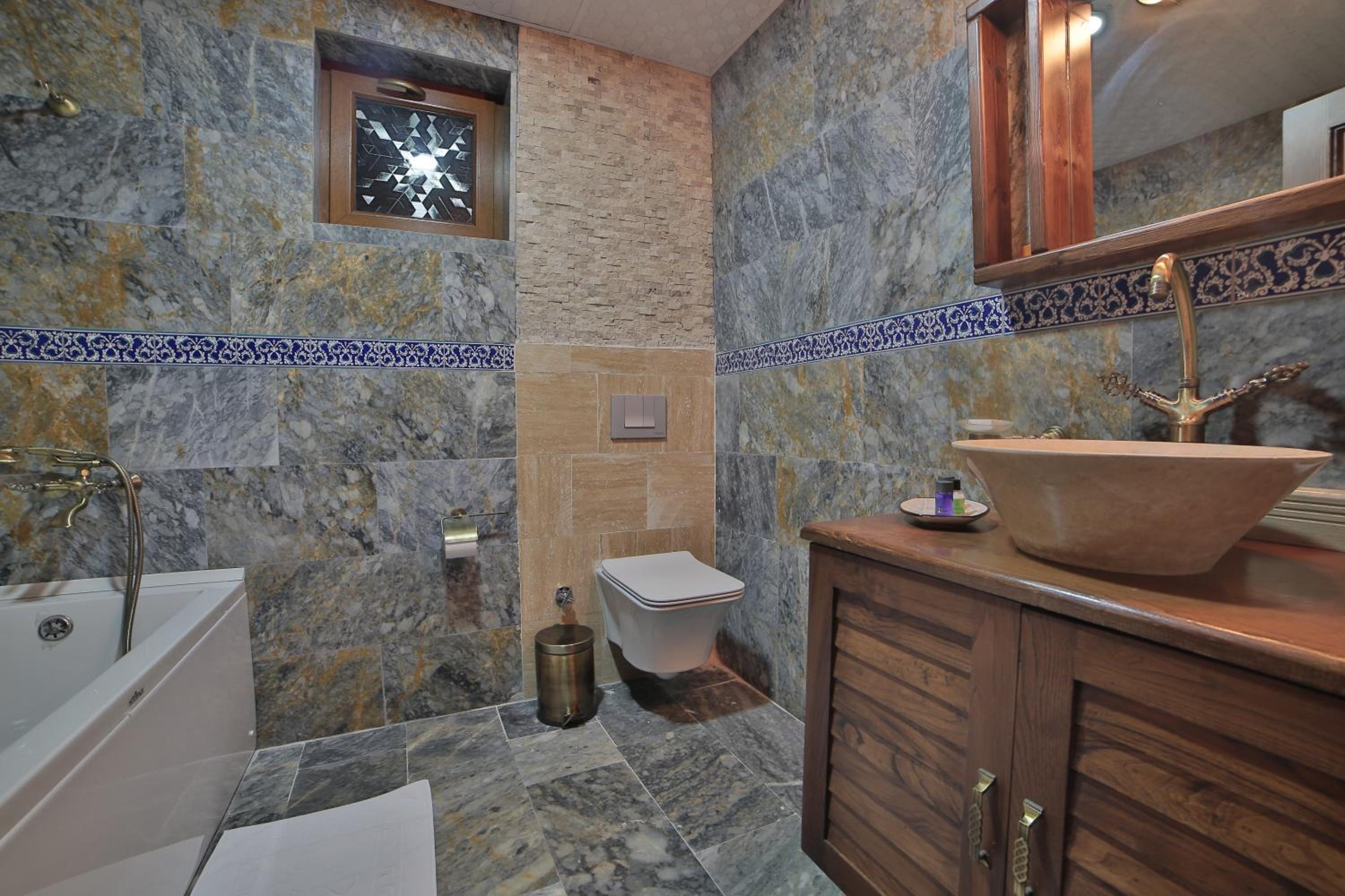 Comfort Room with Tub - Photo 12