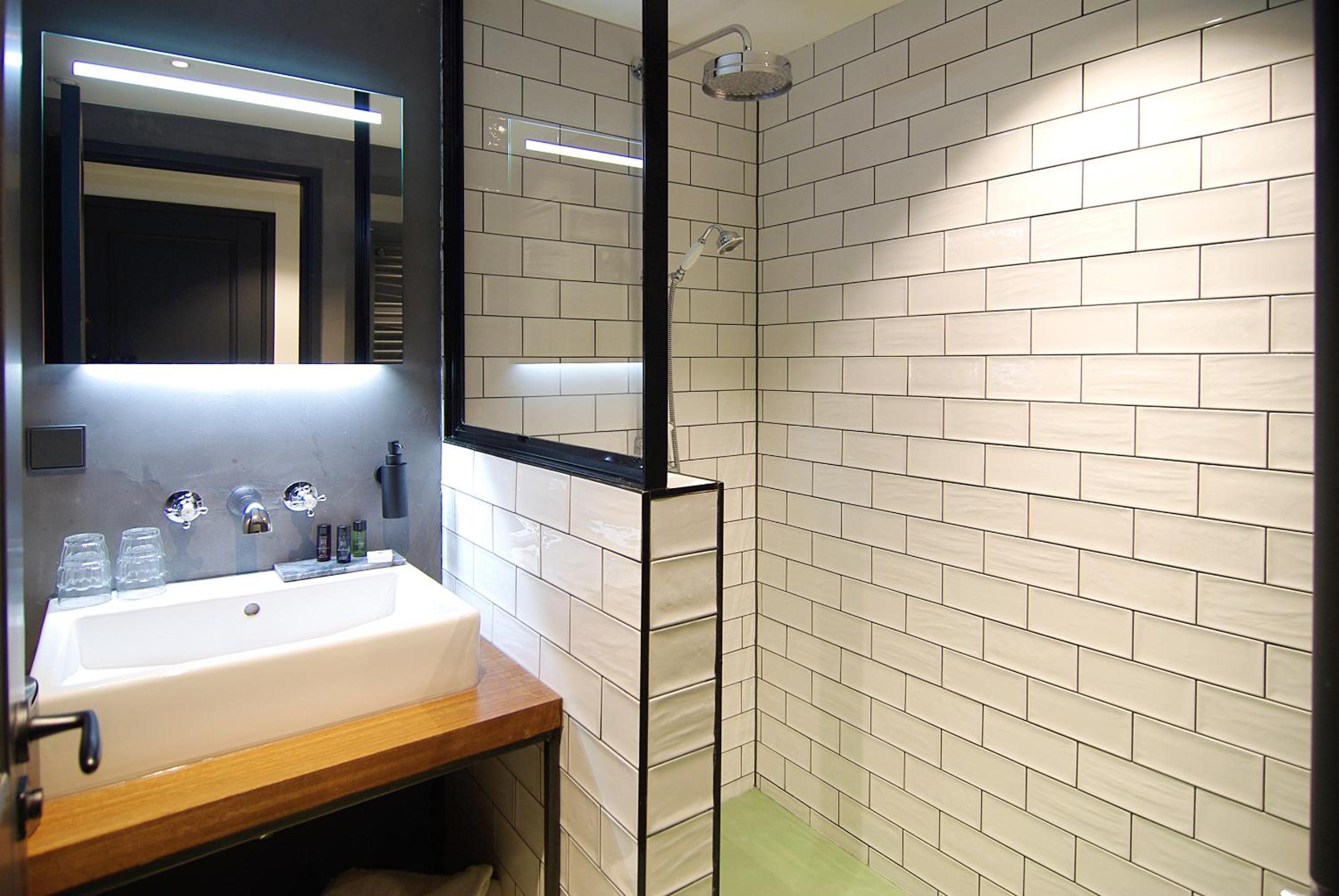 Suite with Shower photo 3