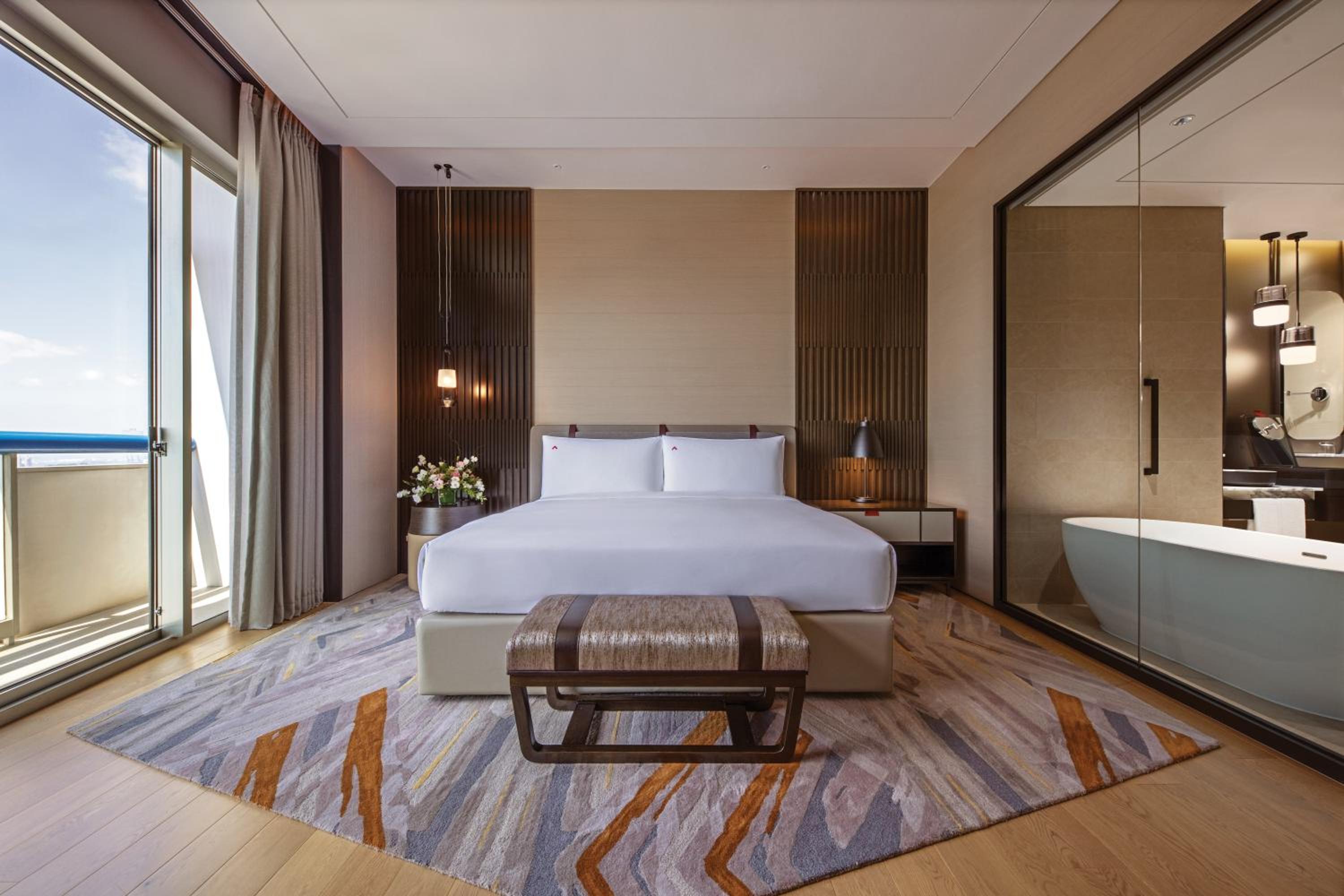 Crest Suite, 1 King, L65 Lounge Access, High Floor, 2 Balconies, Panoramic View