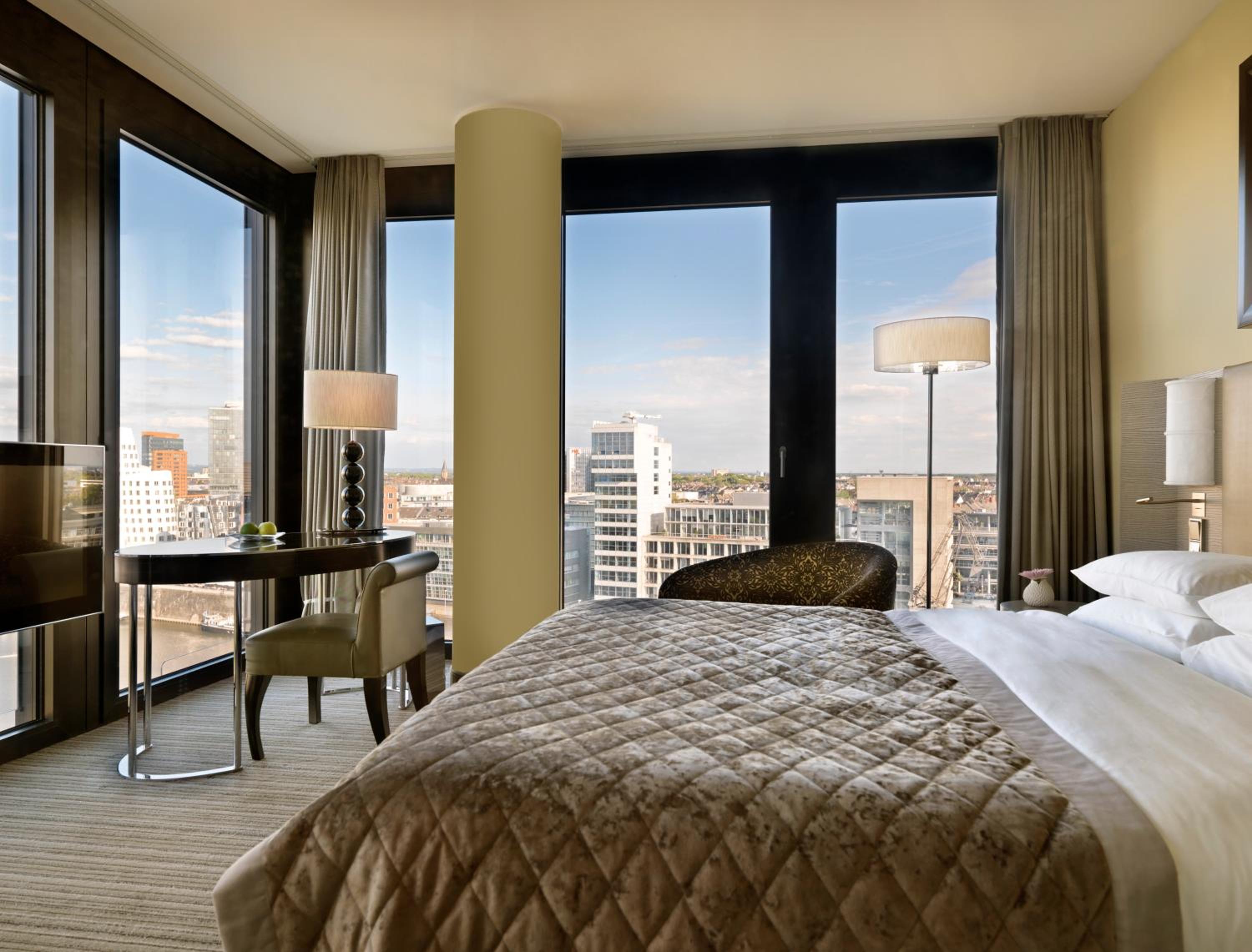 Deluxe King Room with Harbor View