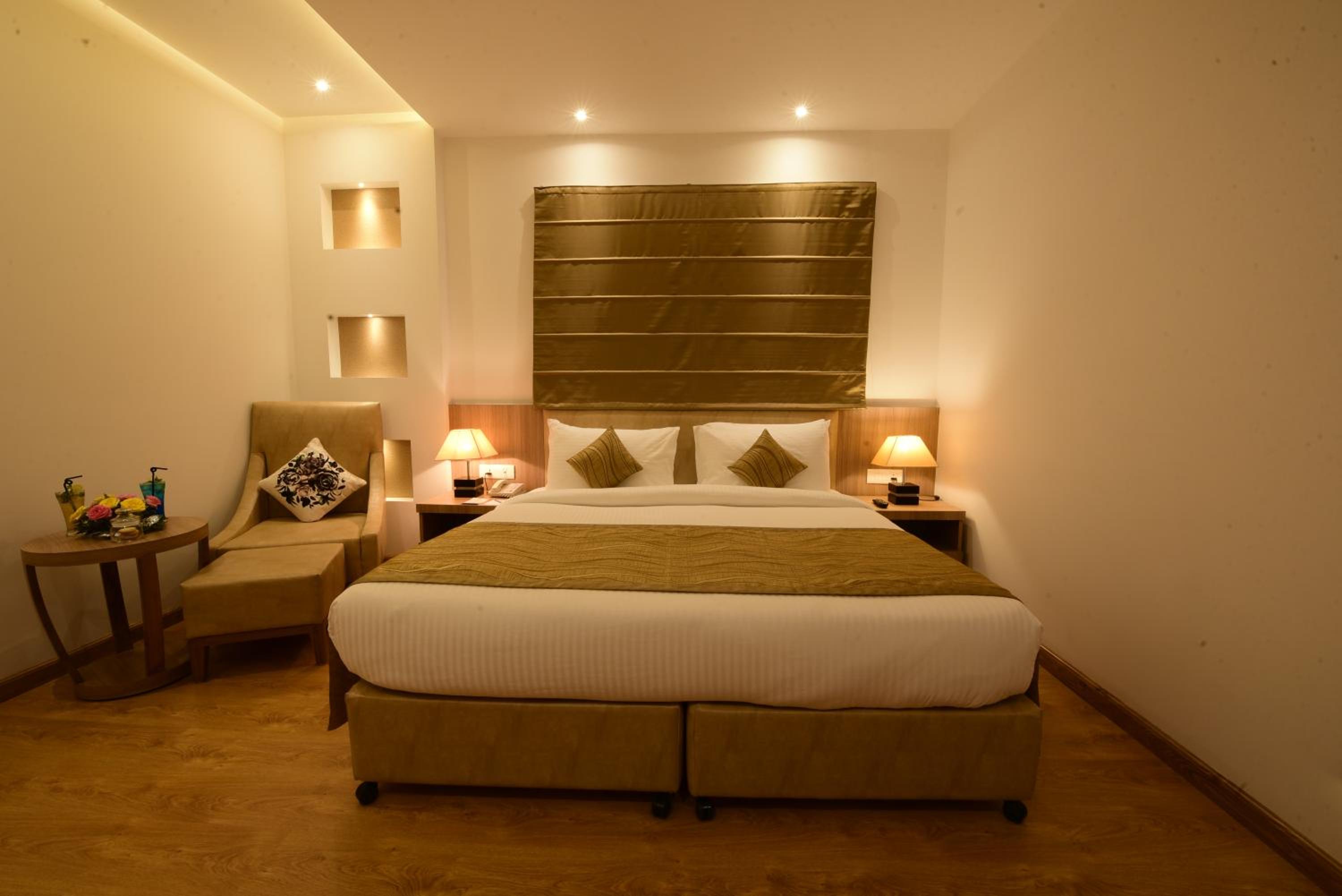 Superior King Room - Non-Smoking - Photo 2