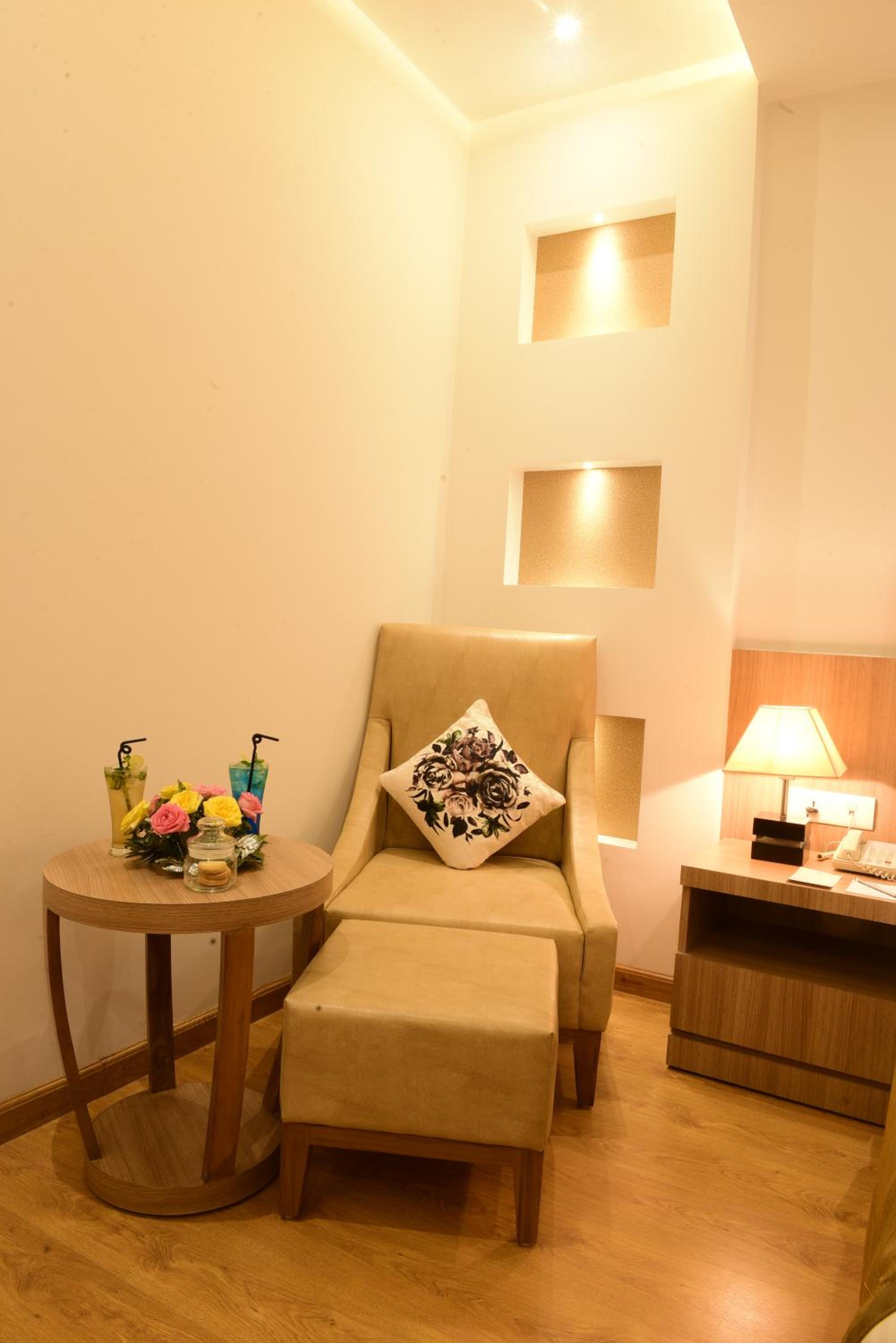 Superior King Room - Non-Smoking - Photo 3