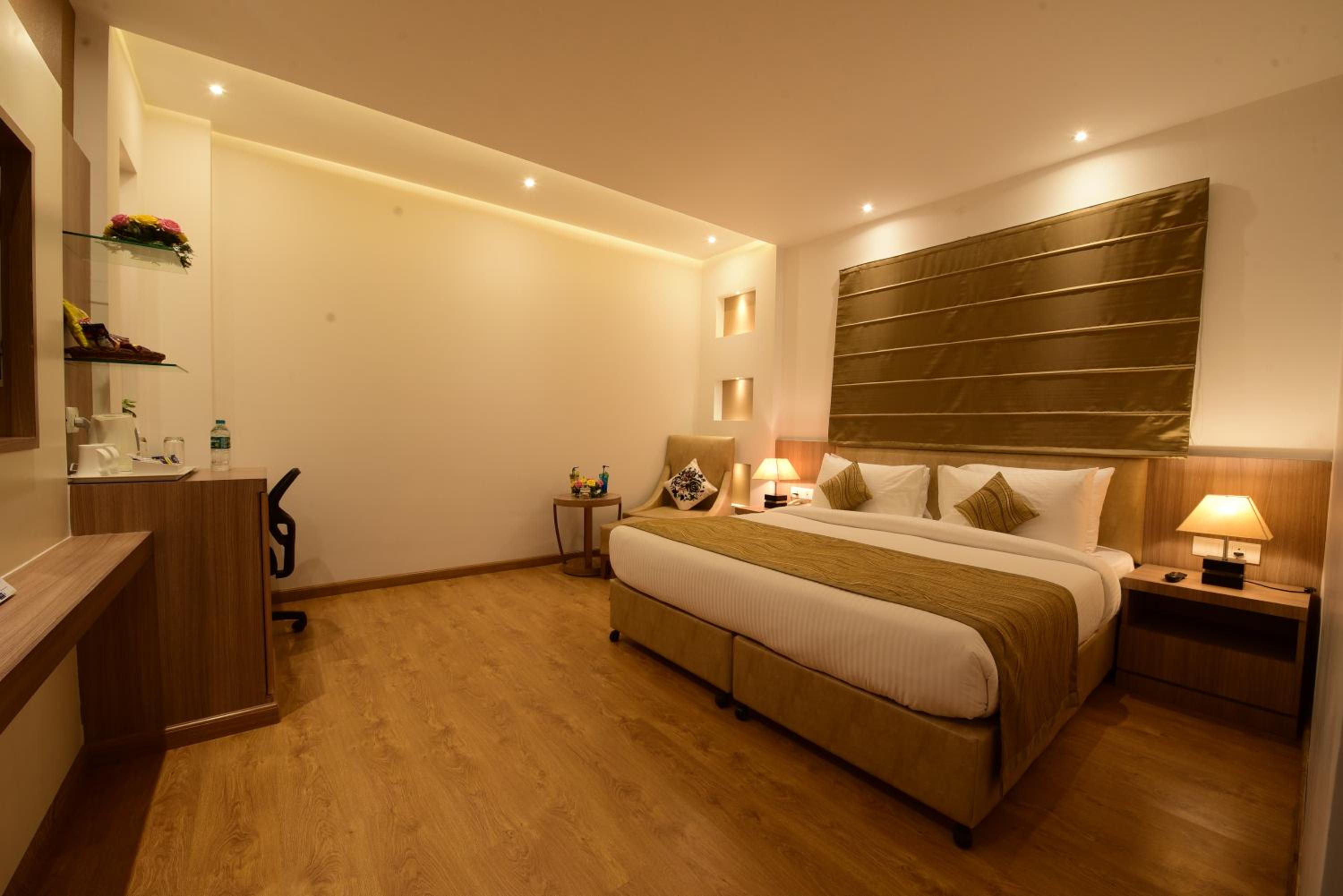 Superior King Room - Non-Smoking - Photo 4