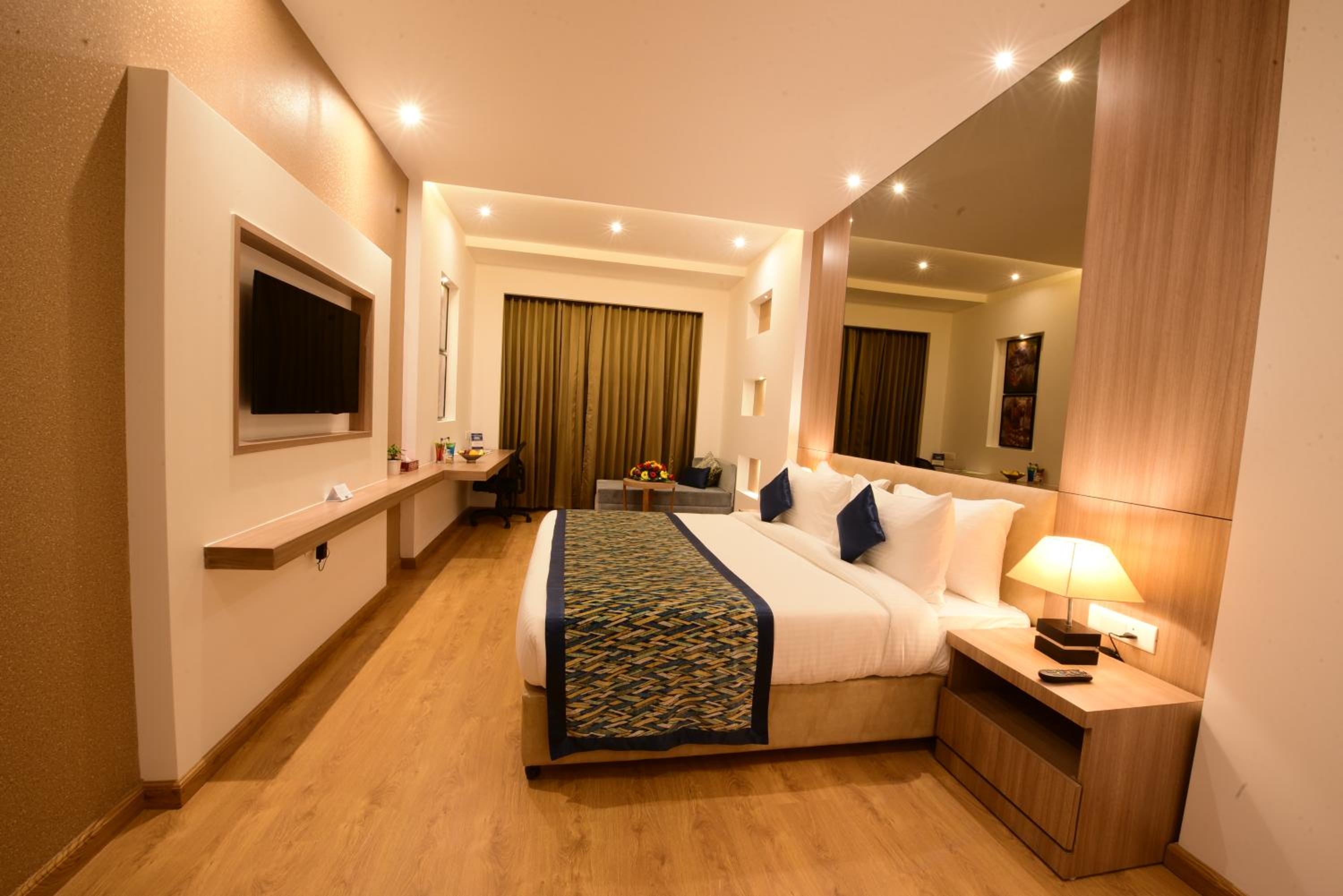 Deluxe King Room - Non-Smoking - Photo 5
