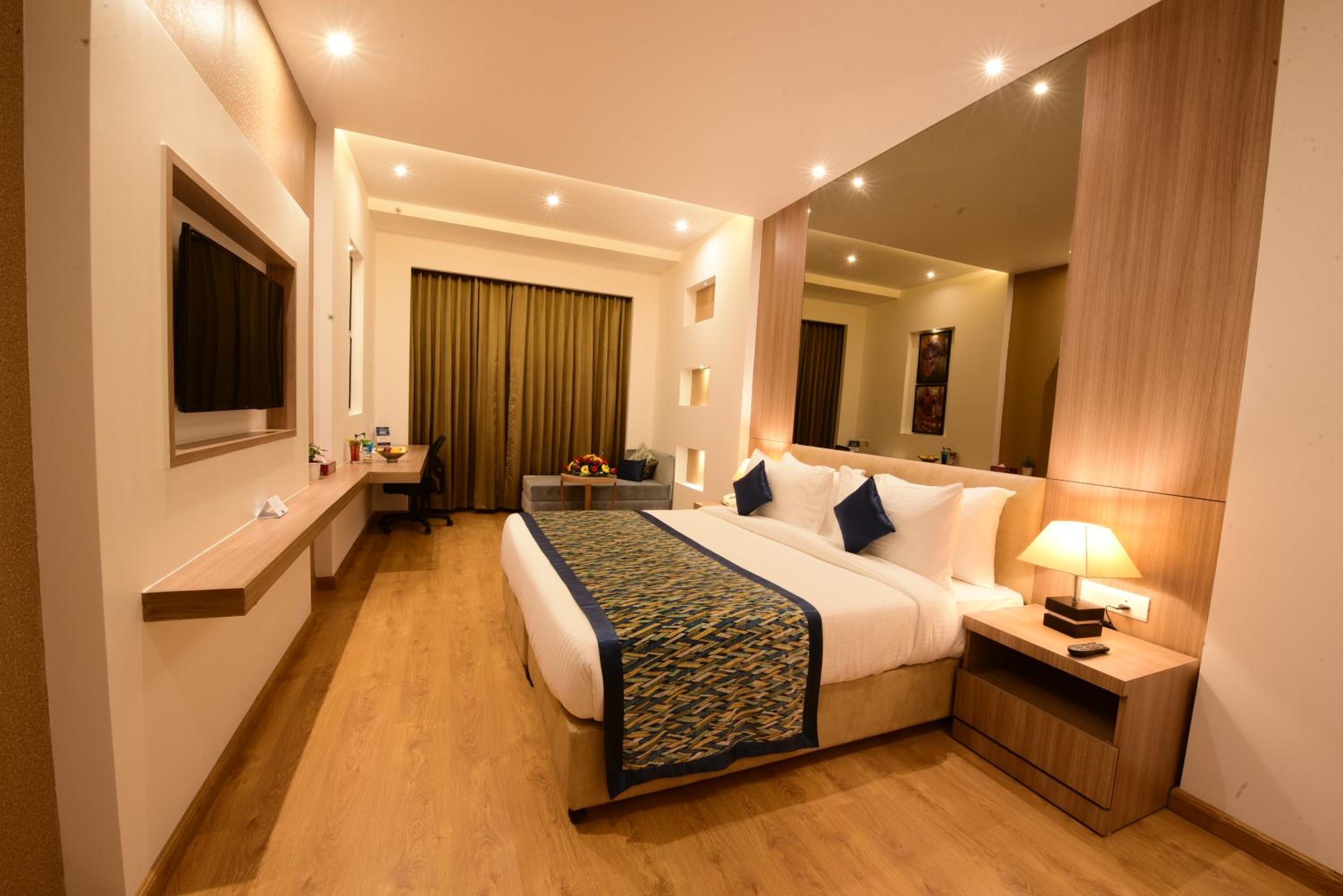 Premium King Room - Non-Smoking - Photo 2