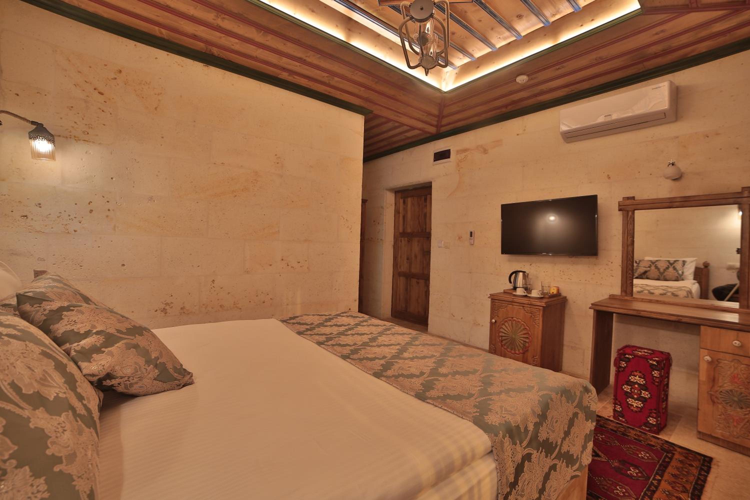 Standard Double Room - Photo 13