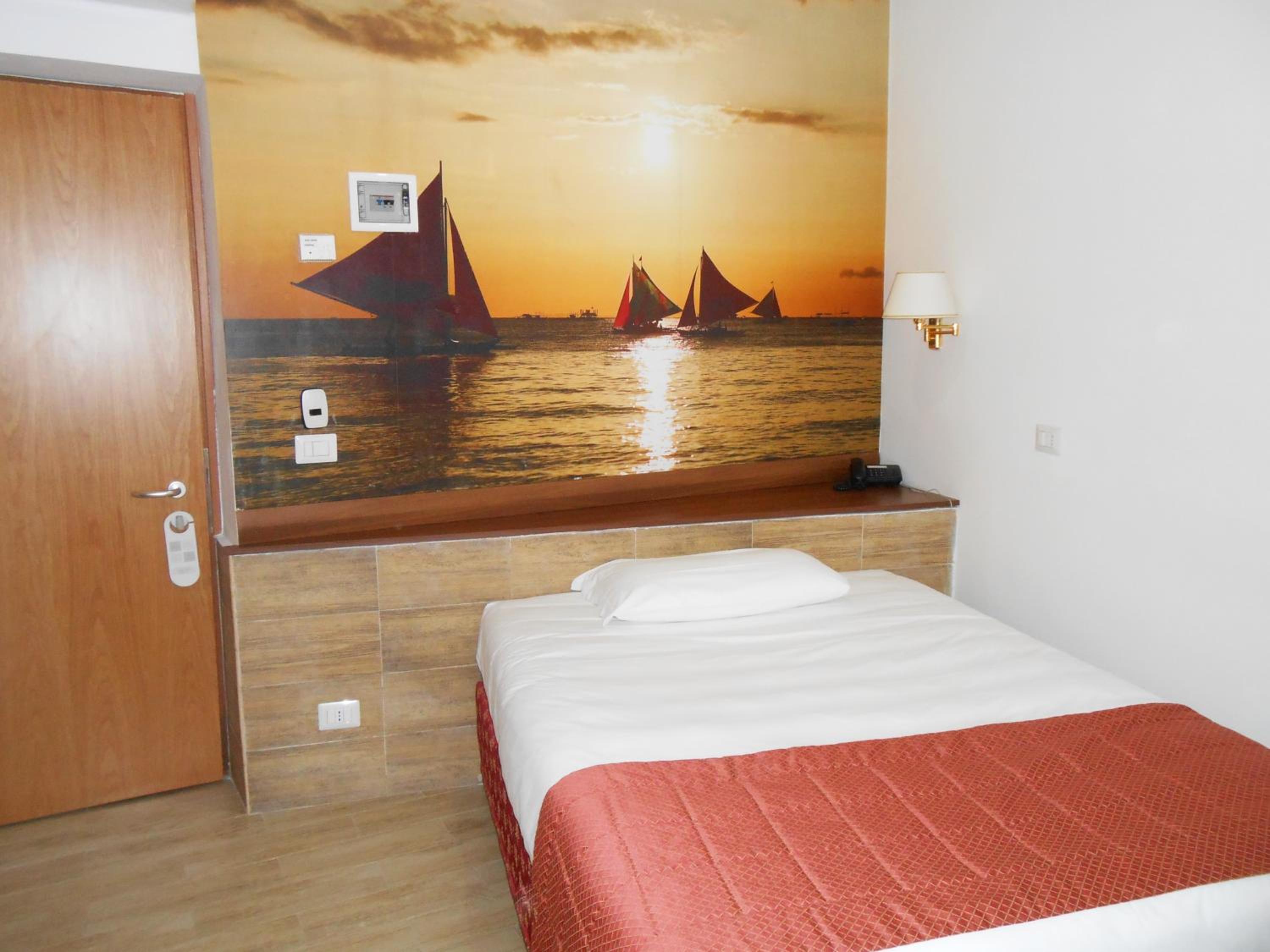 Economy Single Room with French Bed photo 3