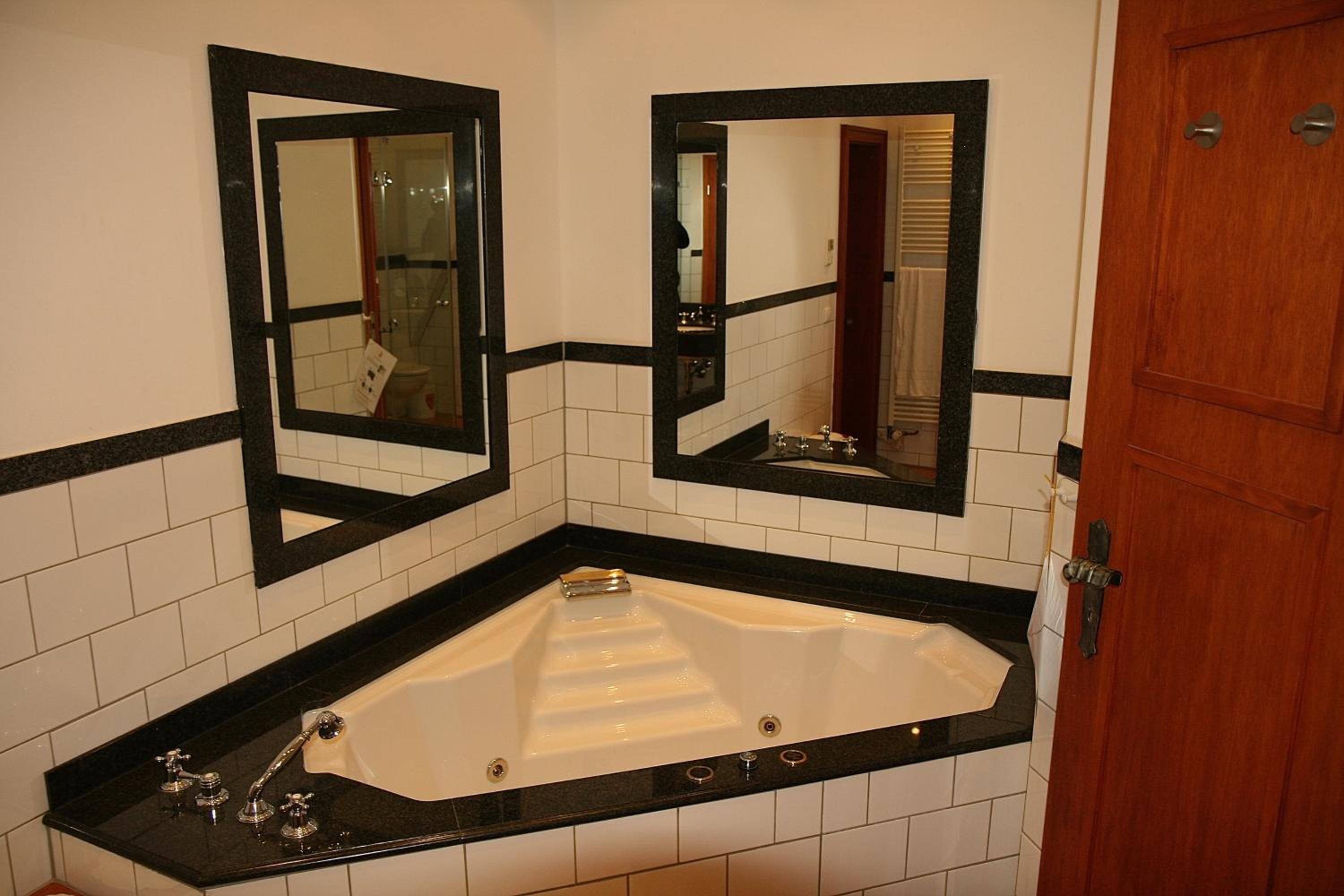 Double Room with Spa Bath - Photo 9
