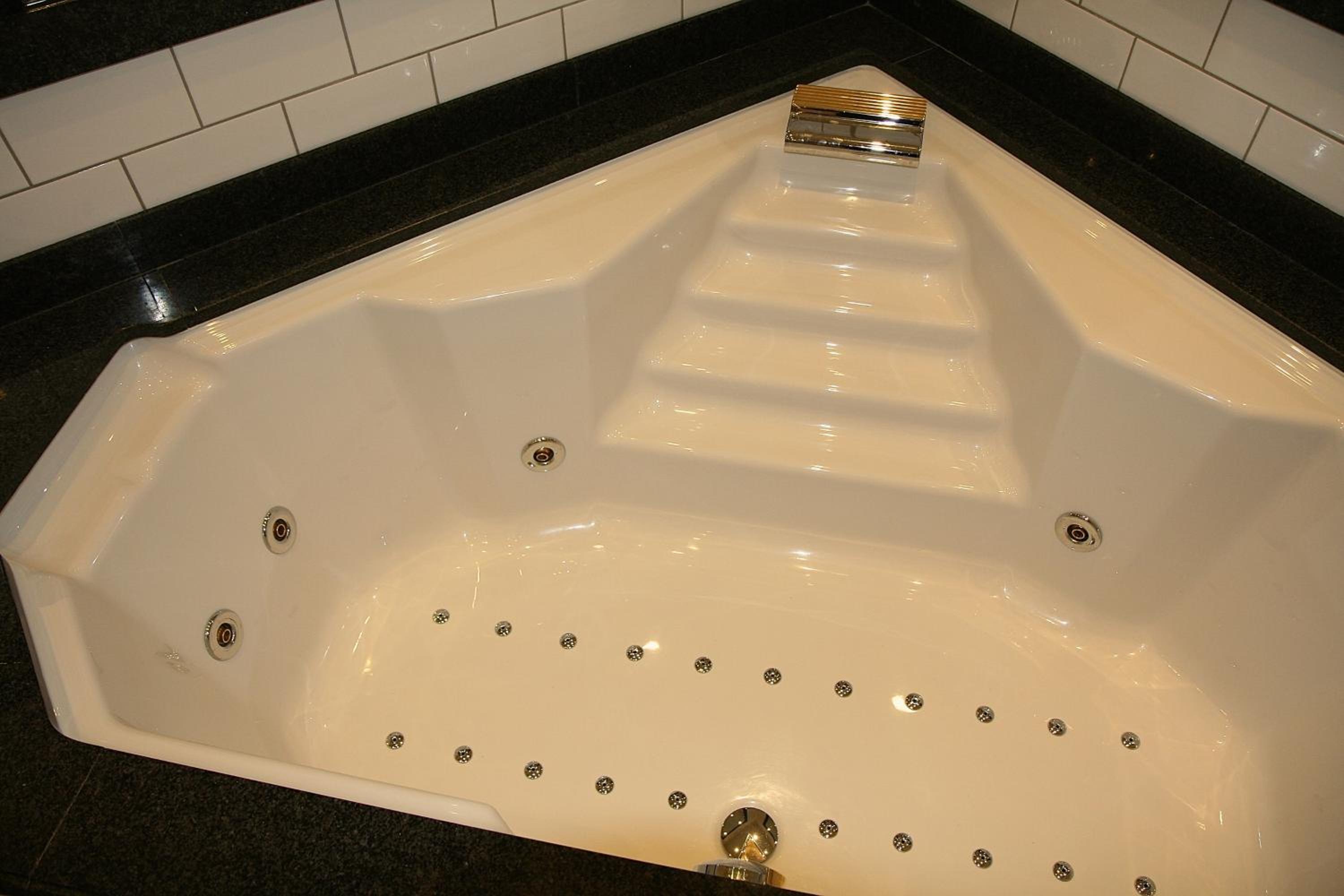 Double Room with Spa Bath - Photo 8