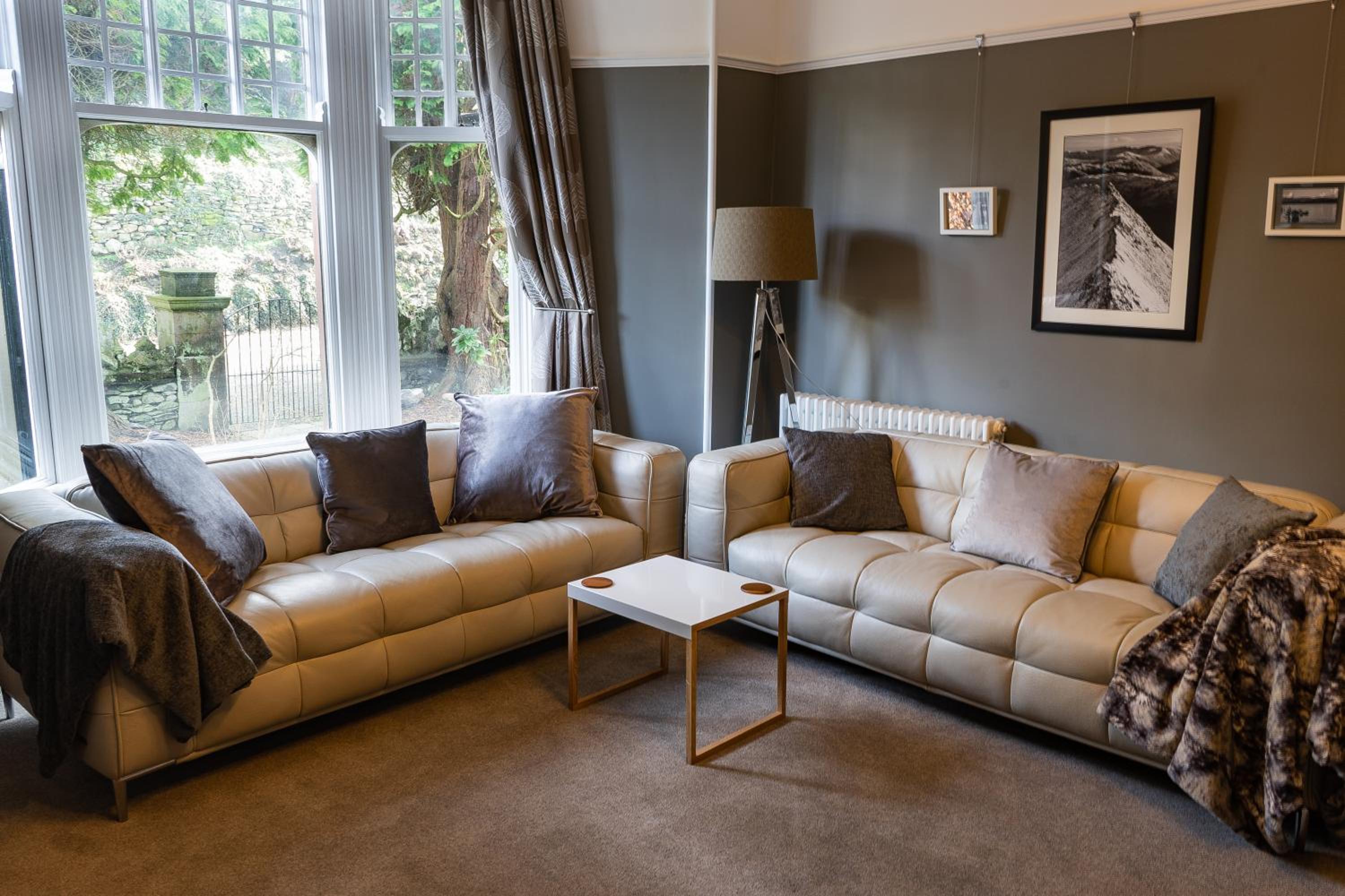 Five-Bedroom House photo 1