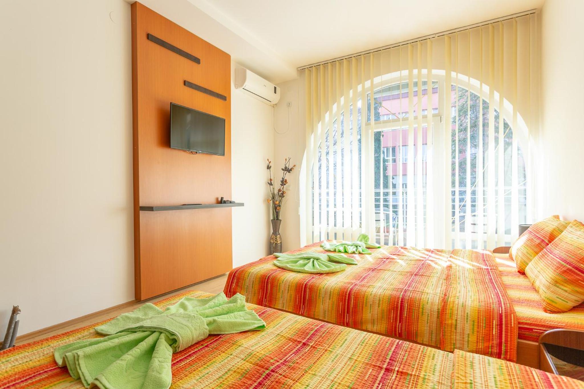 Economy Triple Room photo 2