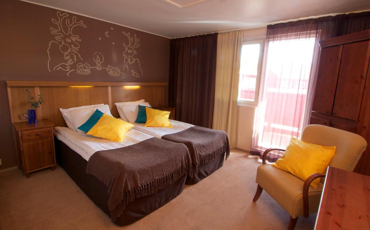 Standard Twin Room with Bath - Photo 11