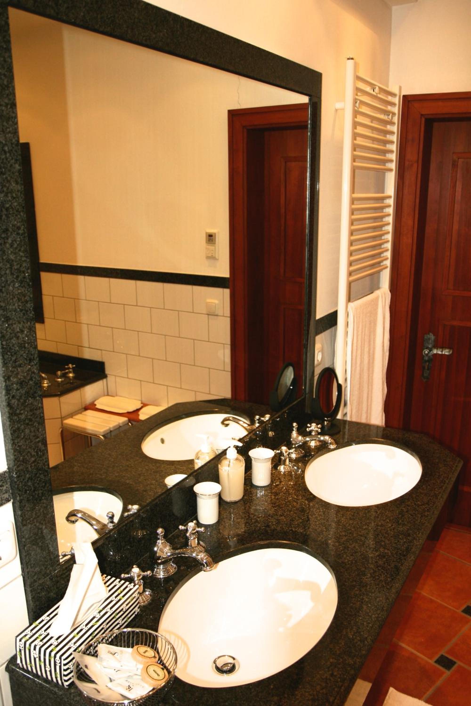 Double Room with Spa Bath - Photo 2